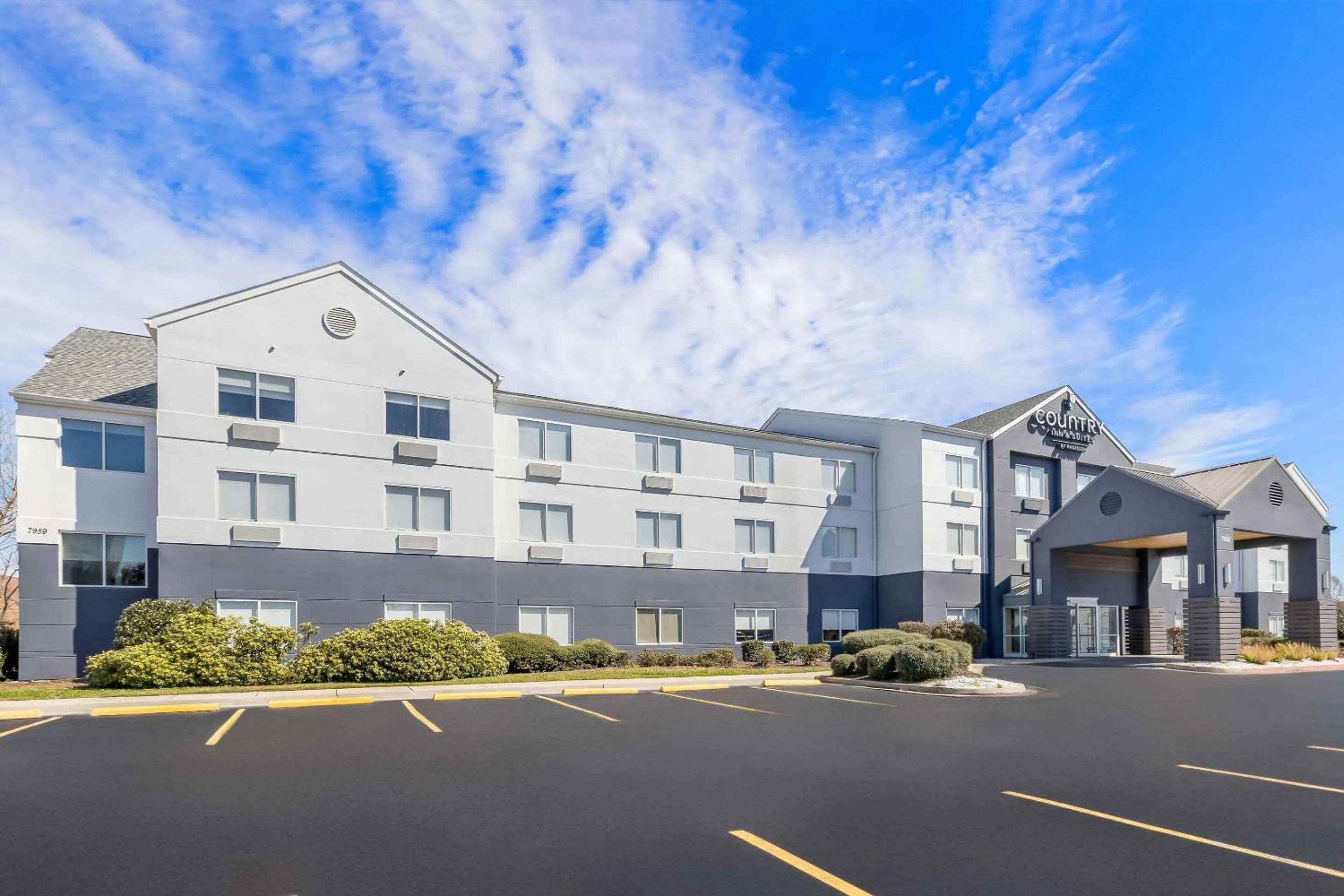 Property building in Country Inn & Suites by Radisson, LSU - Medical Corridor
