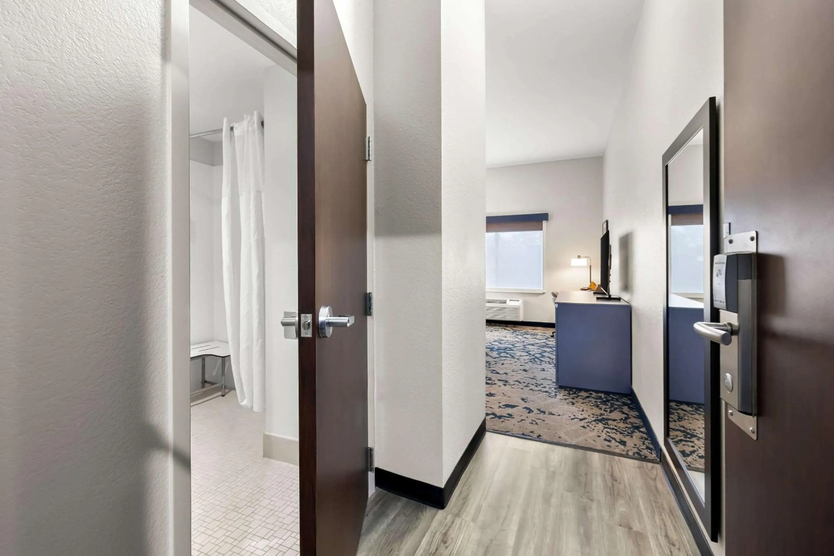 Bedroom in Country Inn & Suites by Radisson, LSU - Medical Corridor