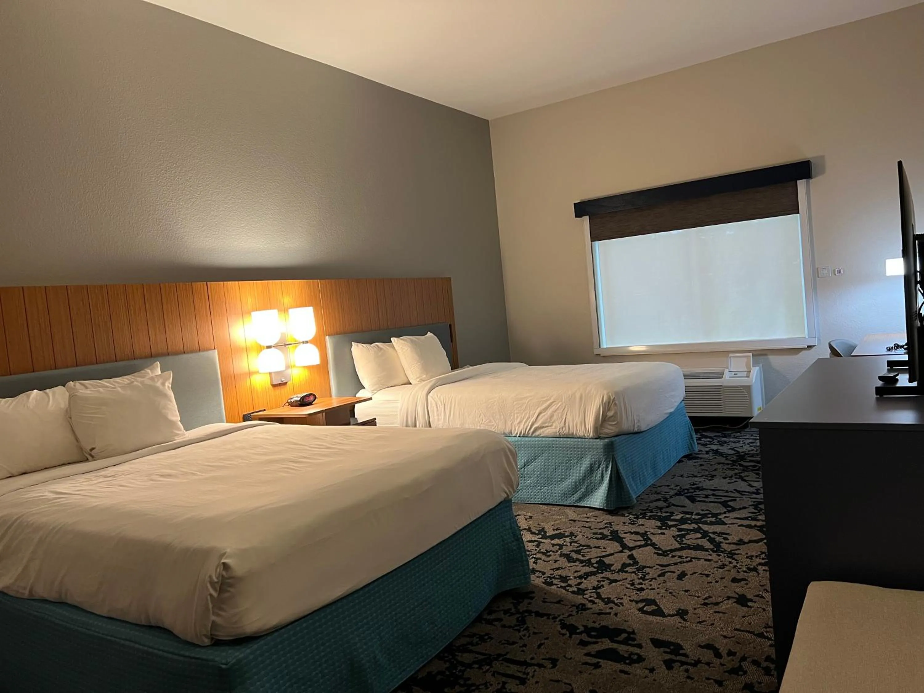 Photo of the whole room, Bed in Country Inn & Suites by Radisson, LSU - Medical Corridor