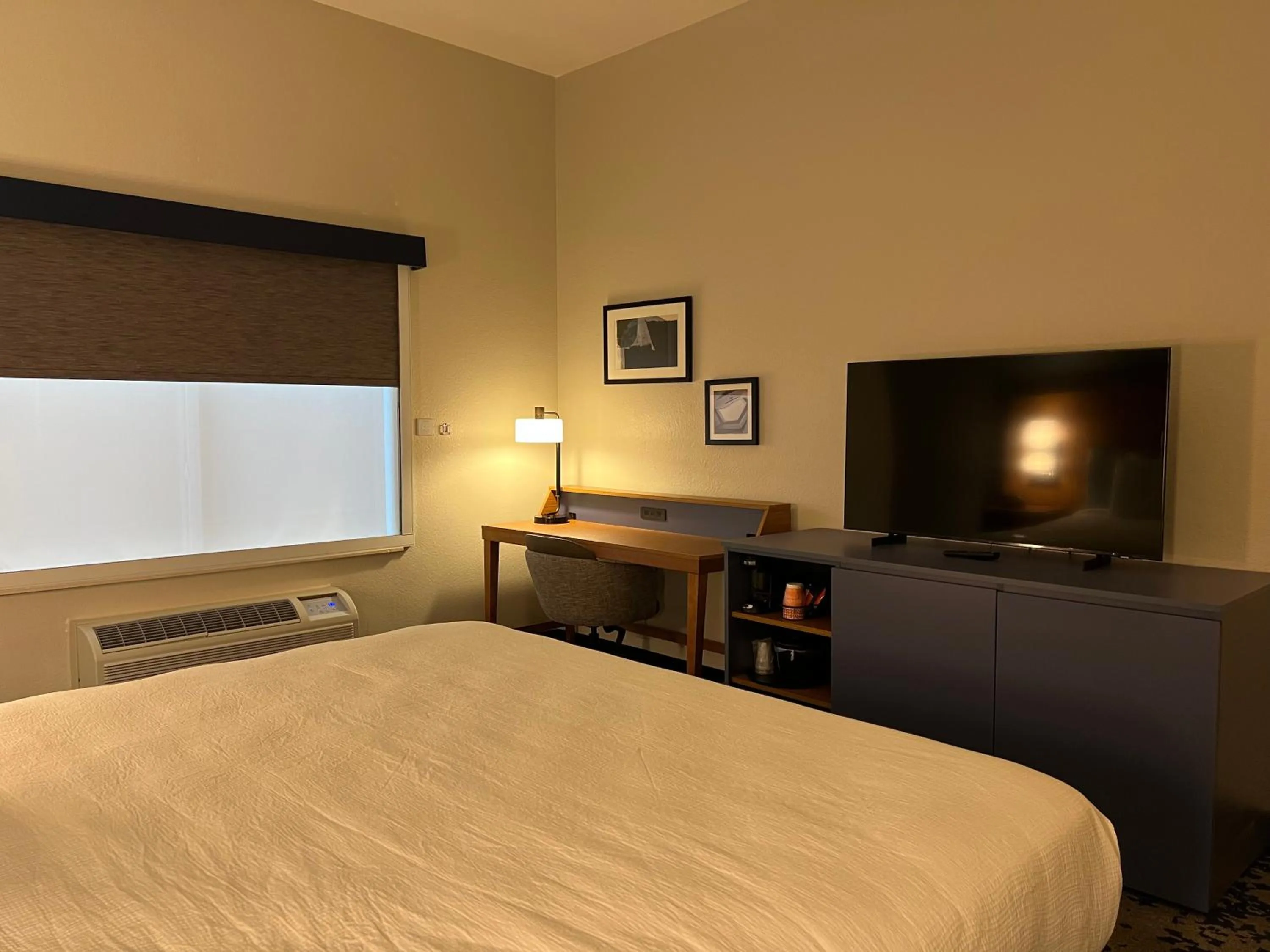 Photo of the whole room, Bed in Country Inn & Suites by Radisson, LSU - Medical Corridor