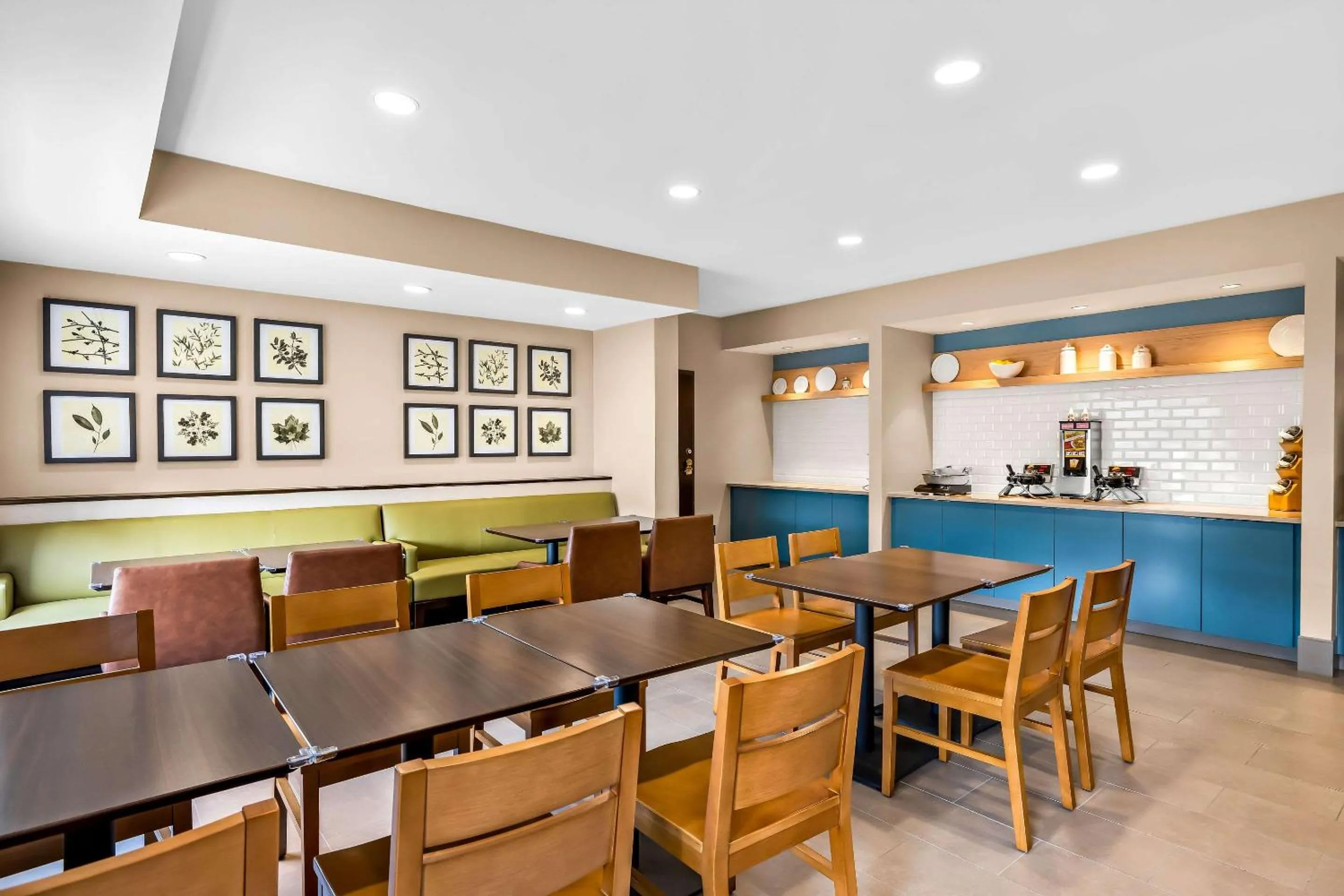 Breakfast in Country Inn & Suites by Radisson, LSU - Medical Corridor