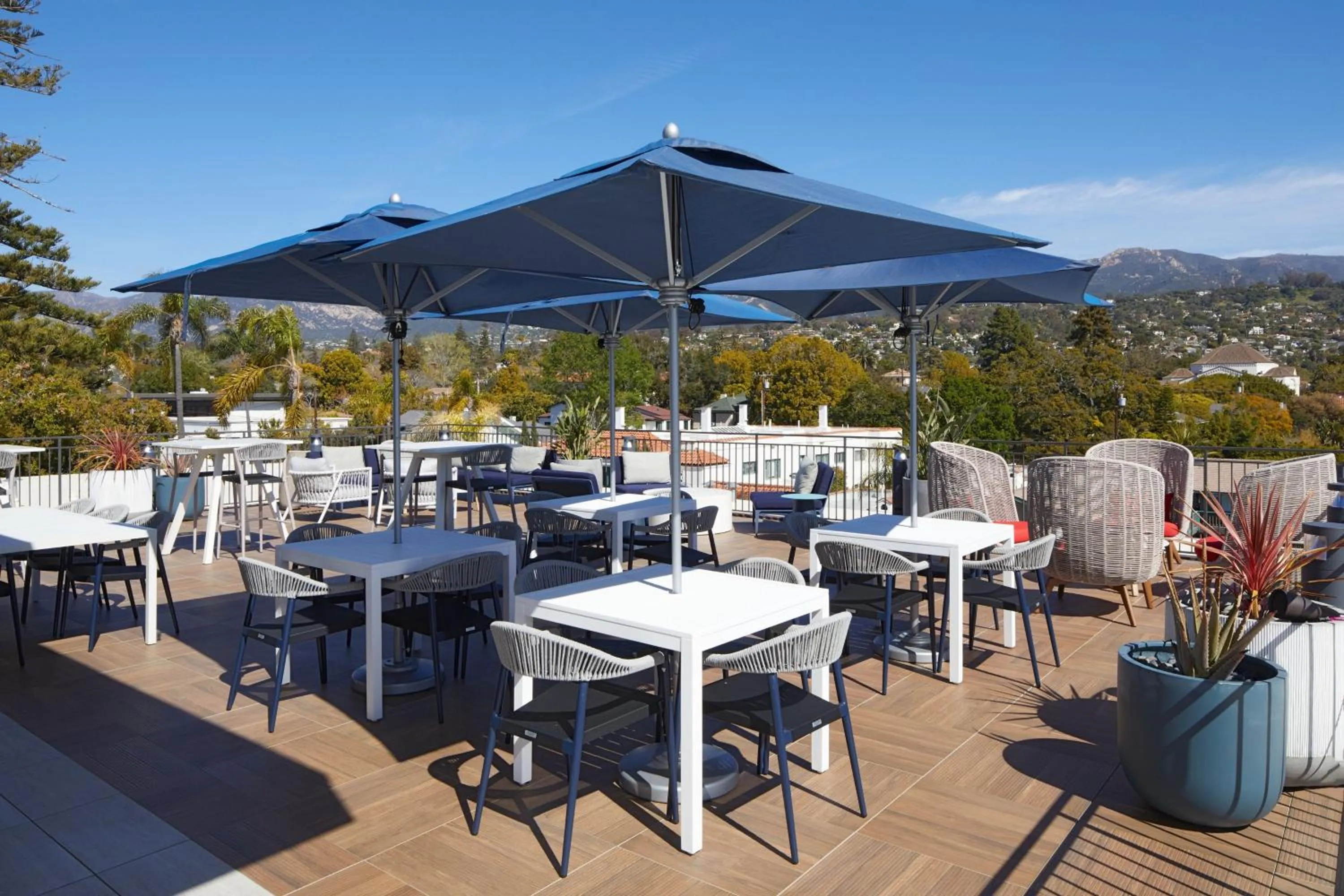 Lounge or bar in Courtyard by Marriott Santa Barbara Downtown