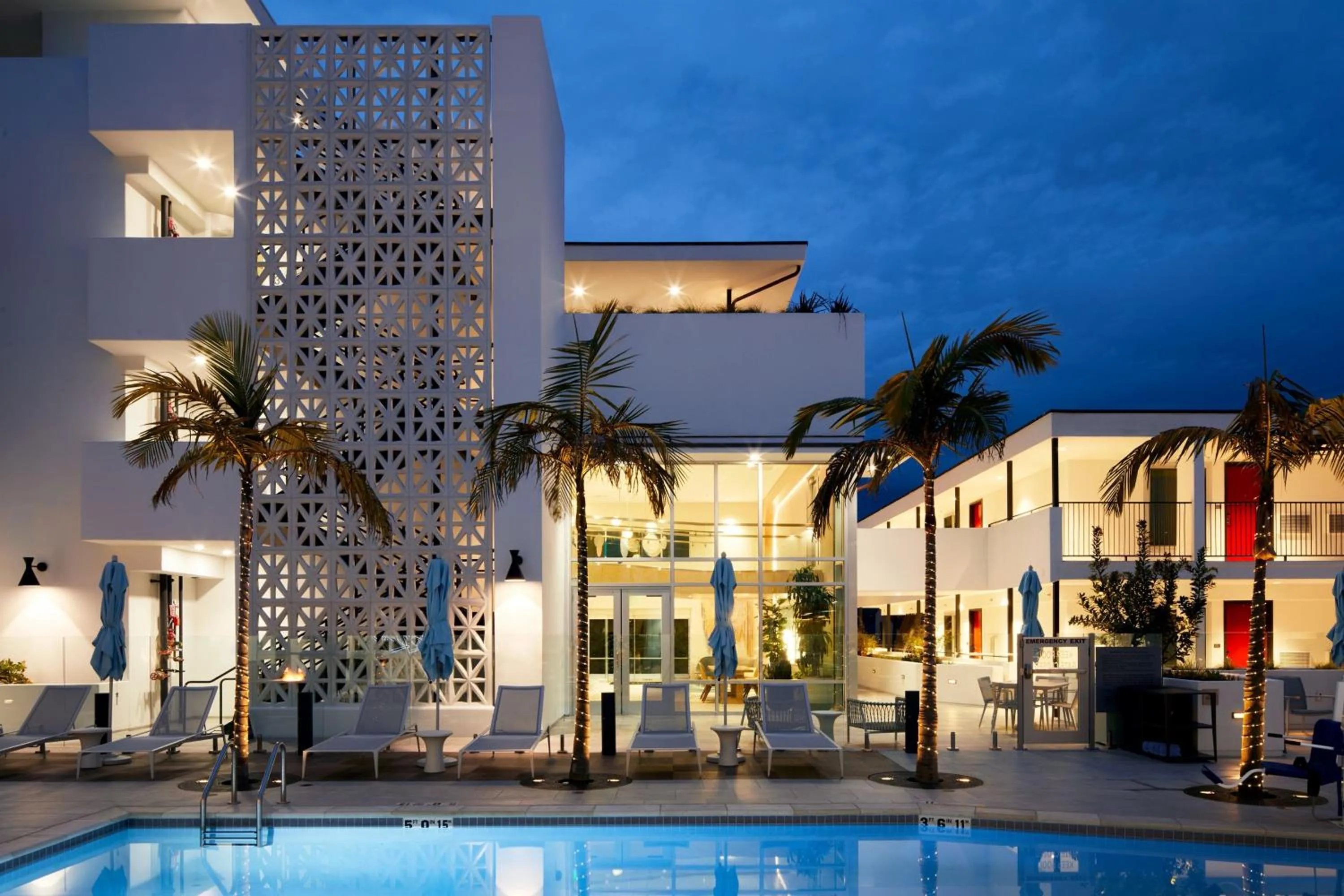 Swimming pool in Courtyard by Marriott Santa Barbara Downtown