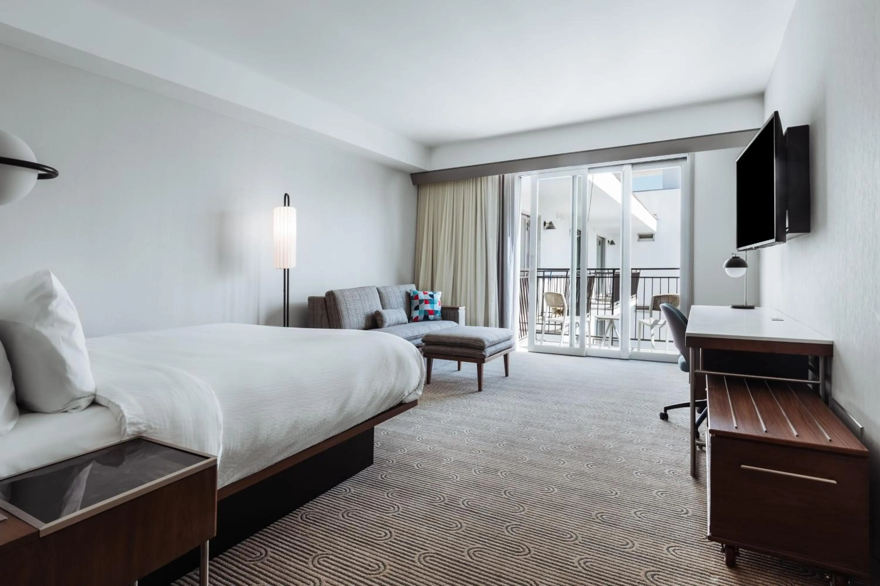 Lounge or bar, Bed in Courtyard by Marriott Santa Barbara Downtown