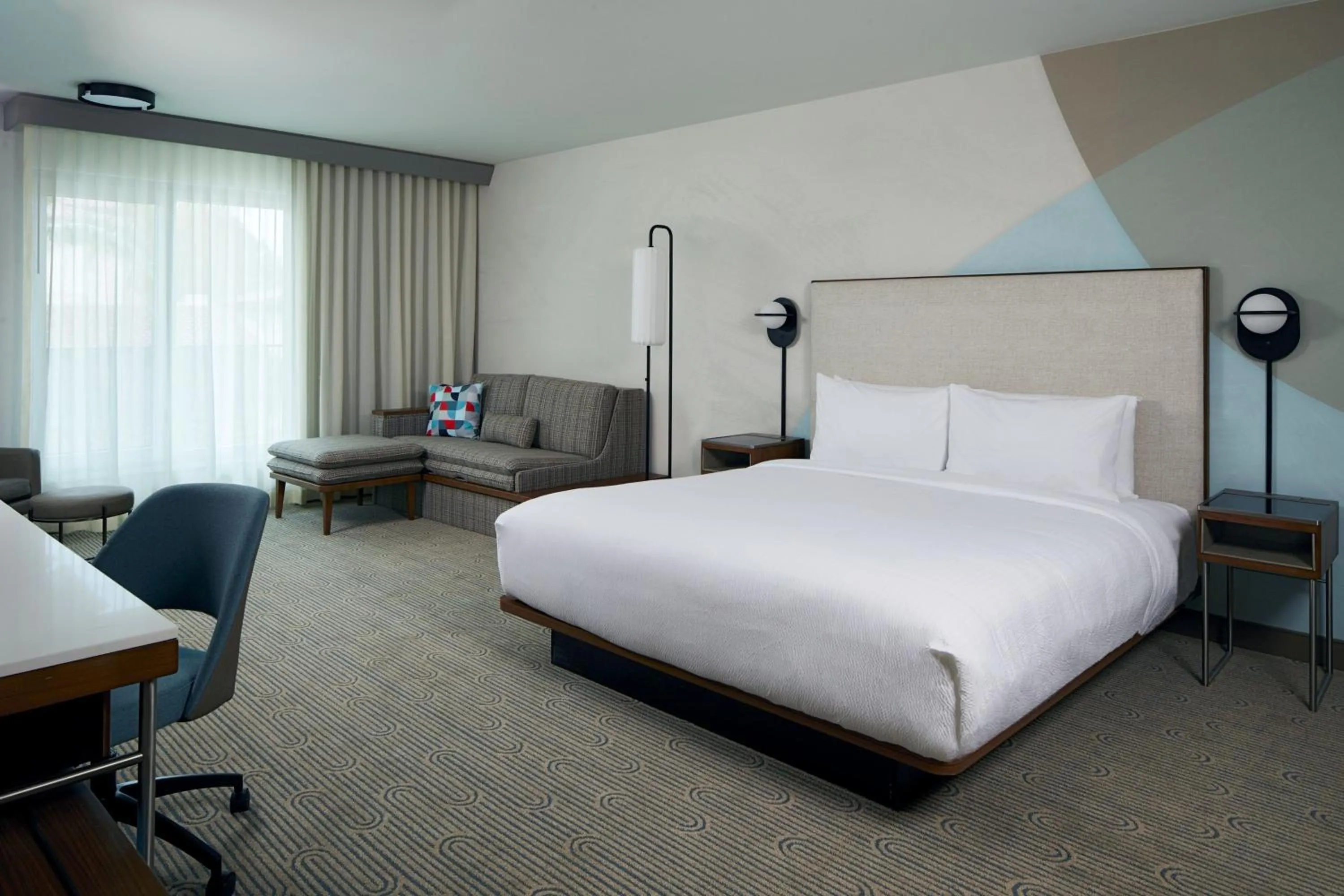 Lounge or bar, Bed in Courtyard by Marriott Santa Barbara Downtown