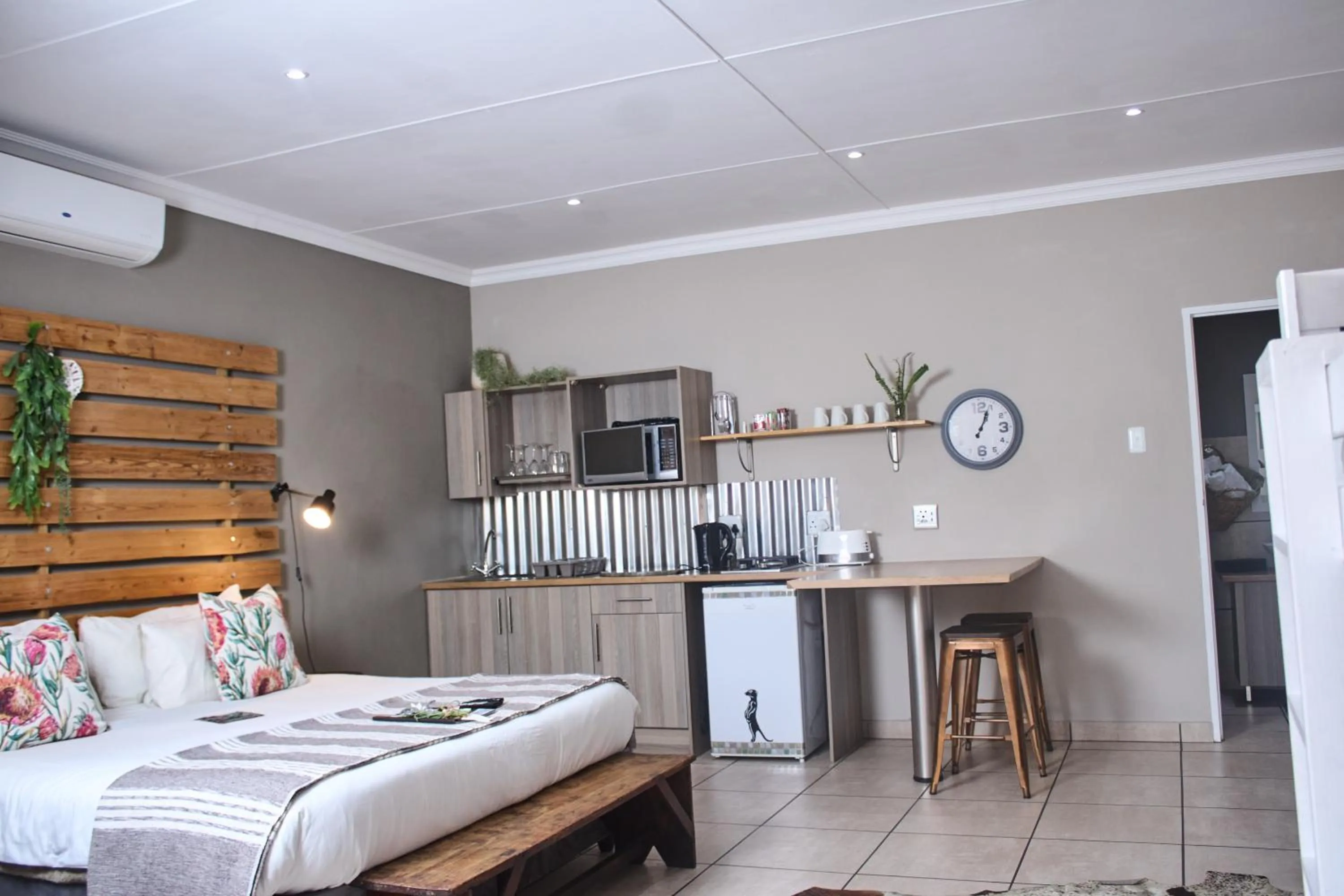 Bed in De Akker Guest House Oudtshoorn