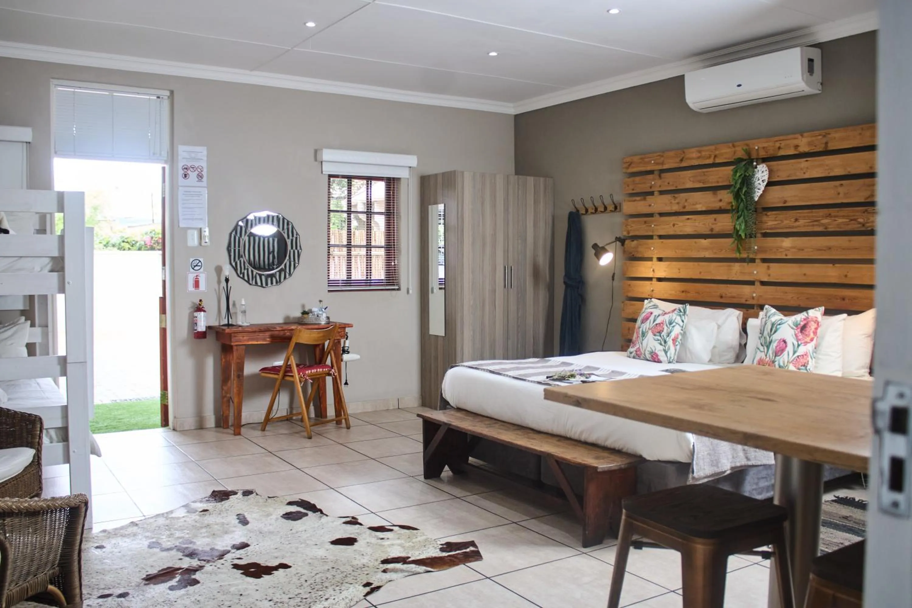 Photo of the whole room, Bed in De Akker Guest House Oudtshoorn