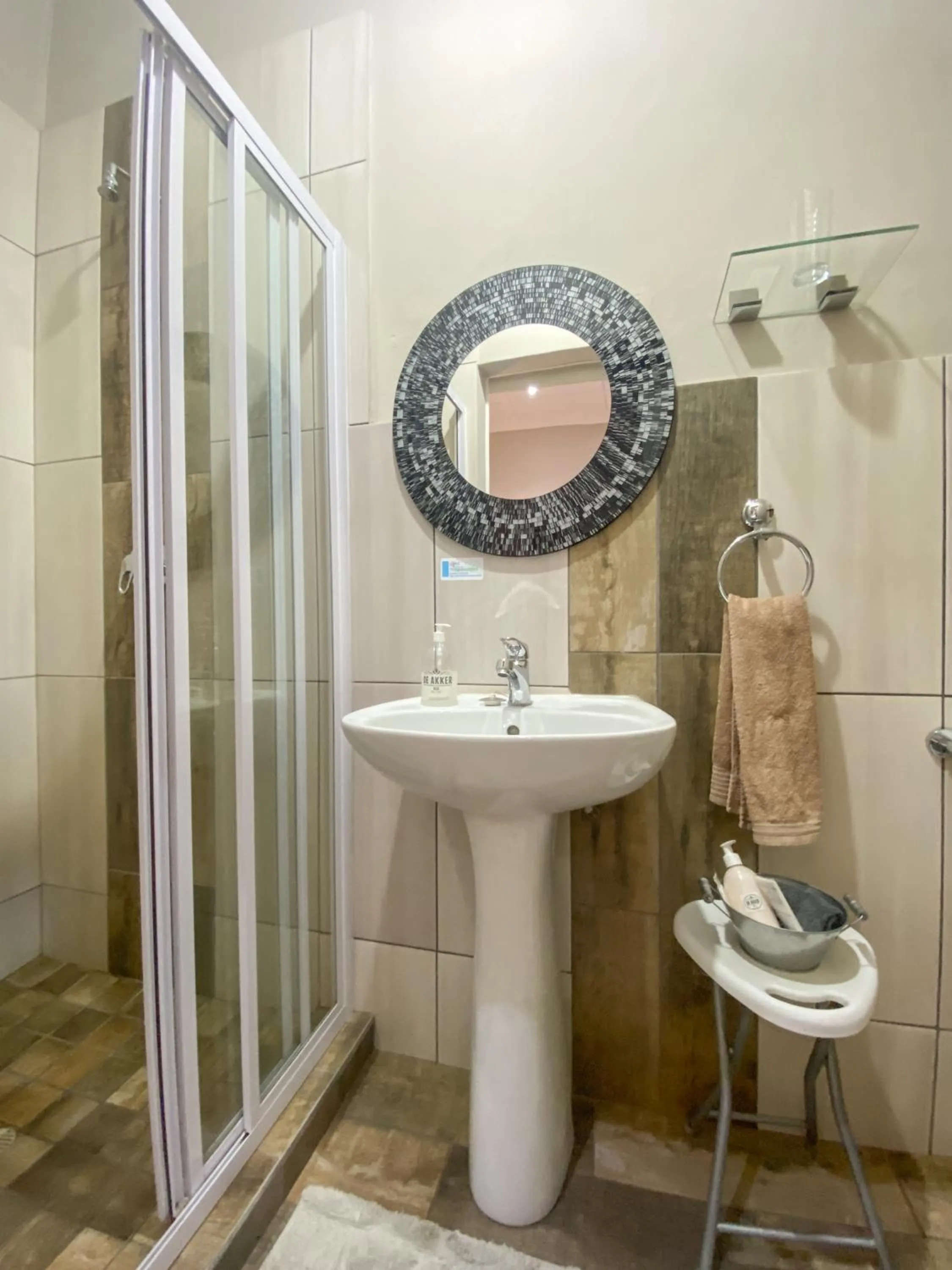 Bathroom in De Akker Guest House Oudtshoorn