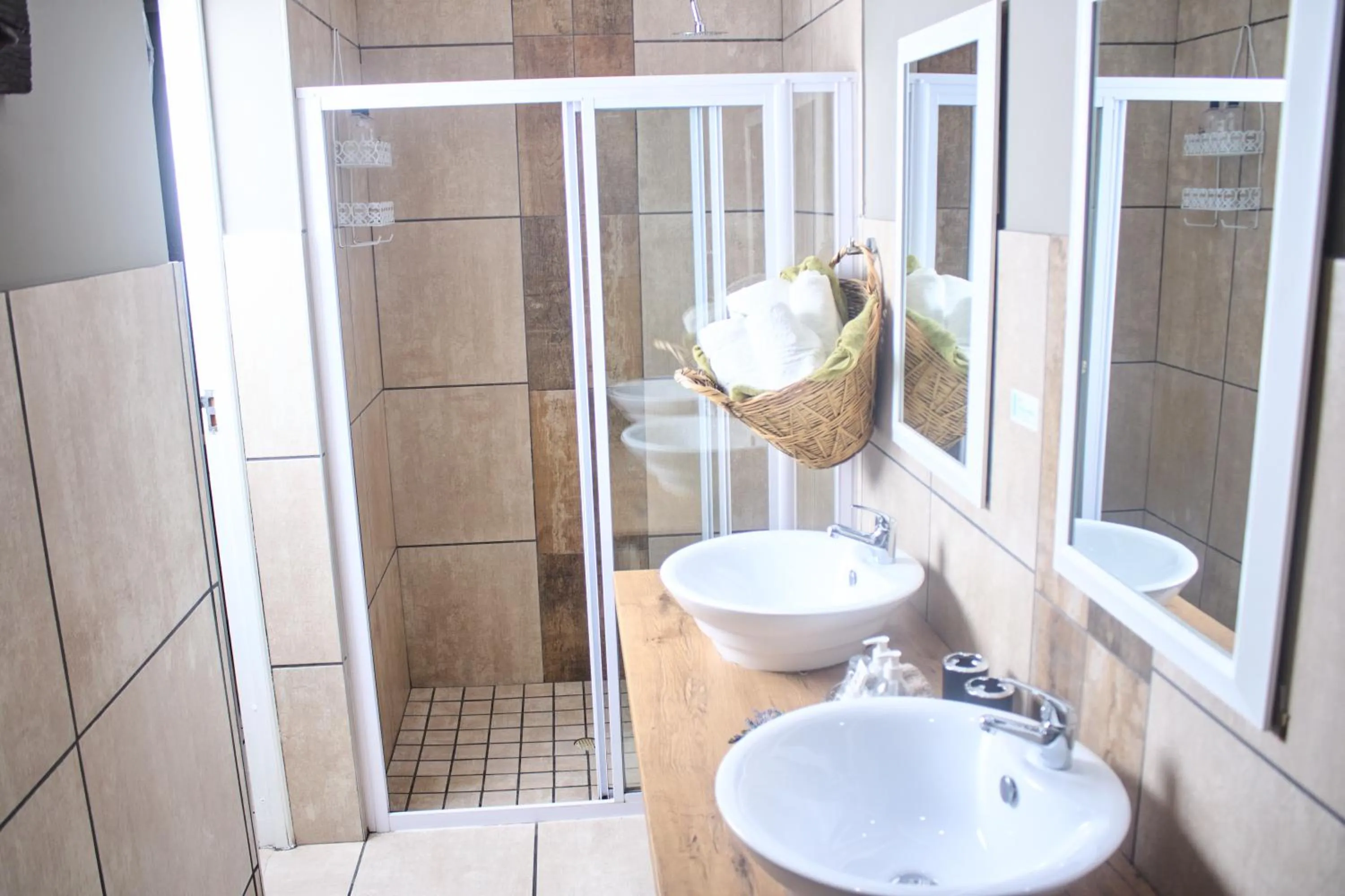 Shower in De Akker Guest House Oudtshoorn