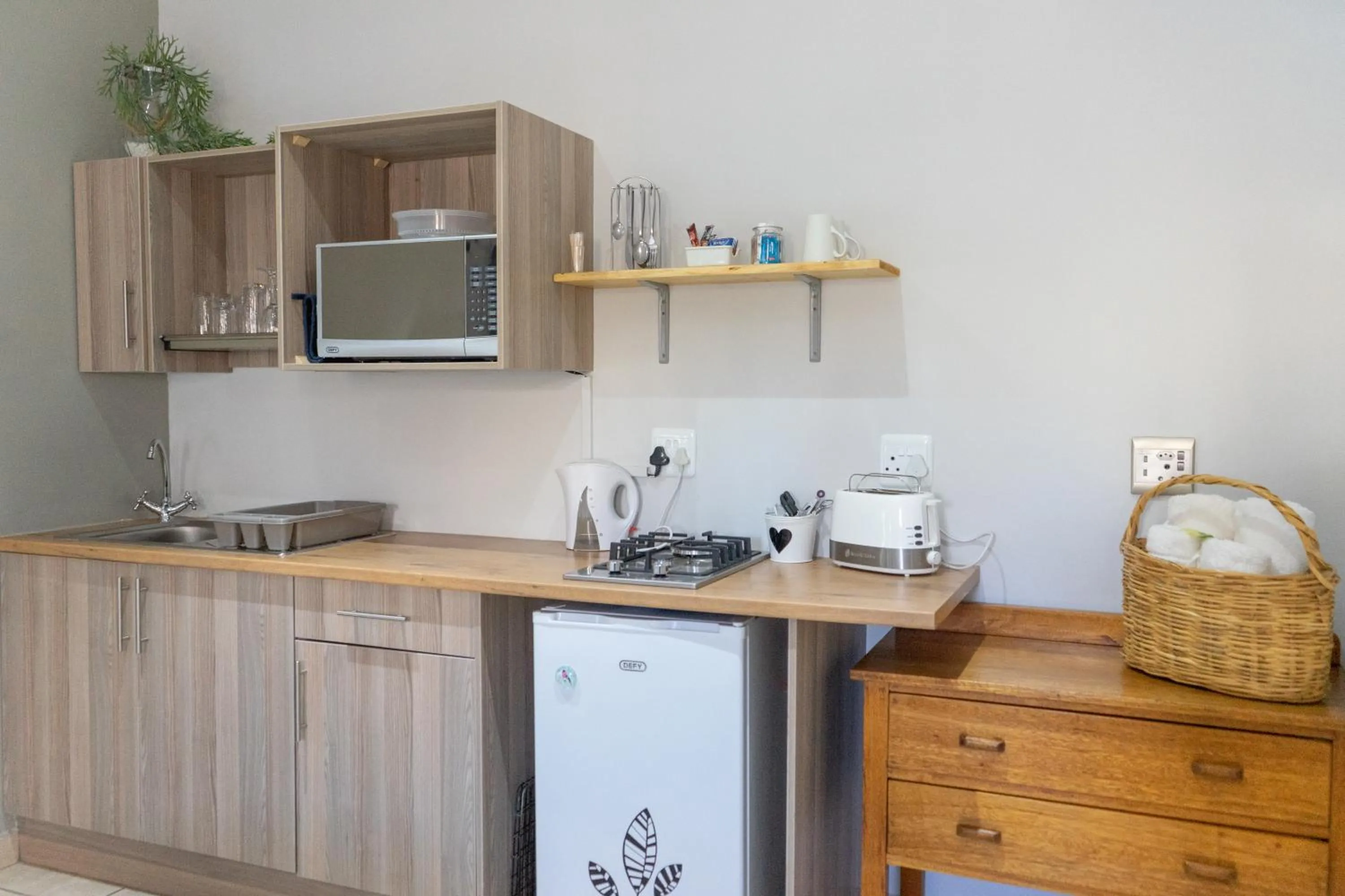 Kitchen or kitchenette in De Akker Guest House Oudtshoorn