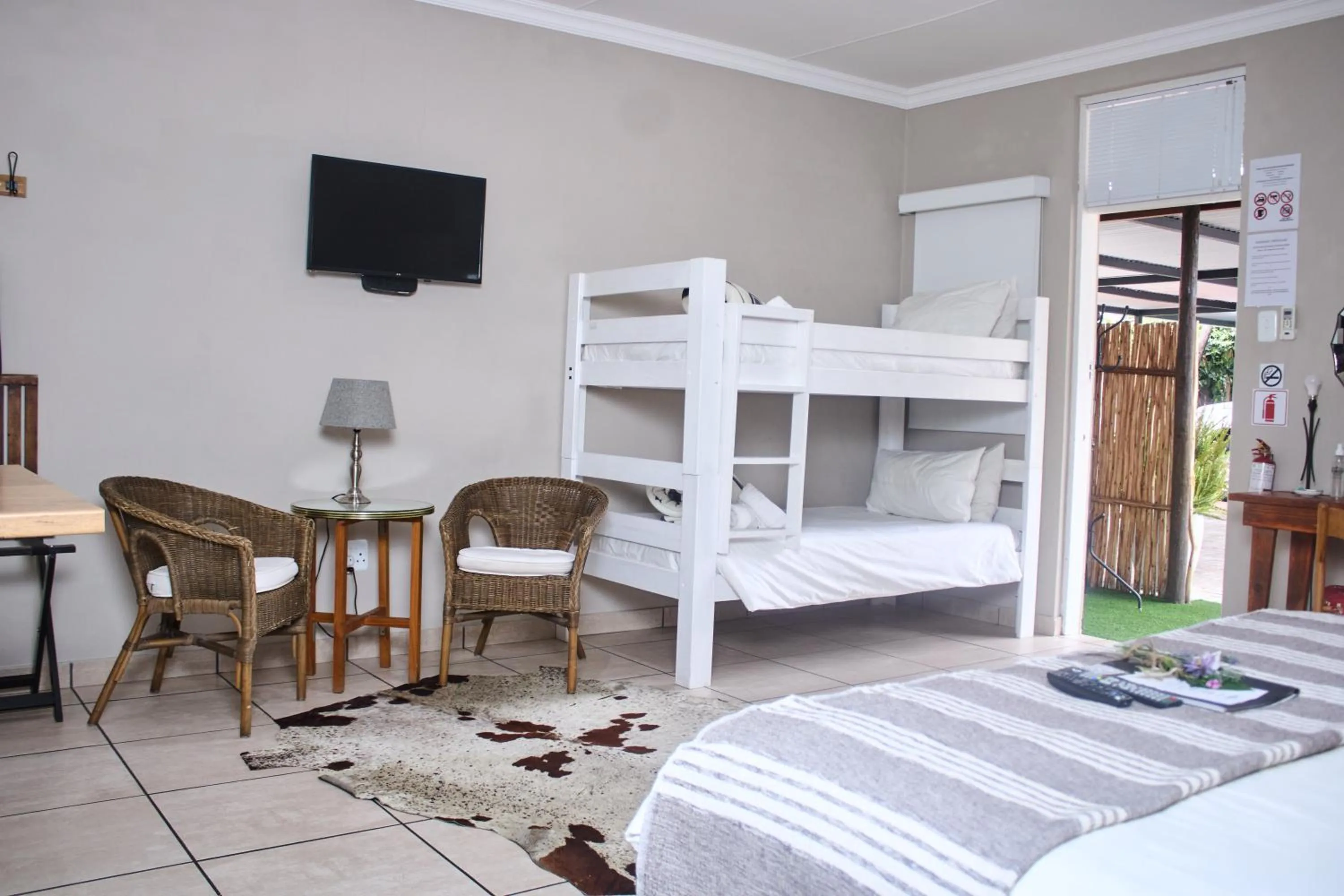 Communal lounge/ TV room, Bed in De Akker Guest House Oudtshoorn