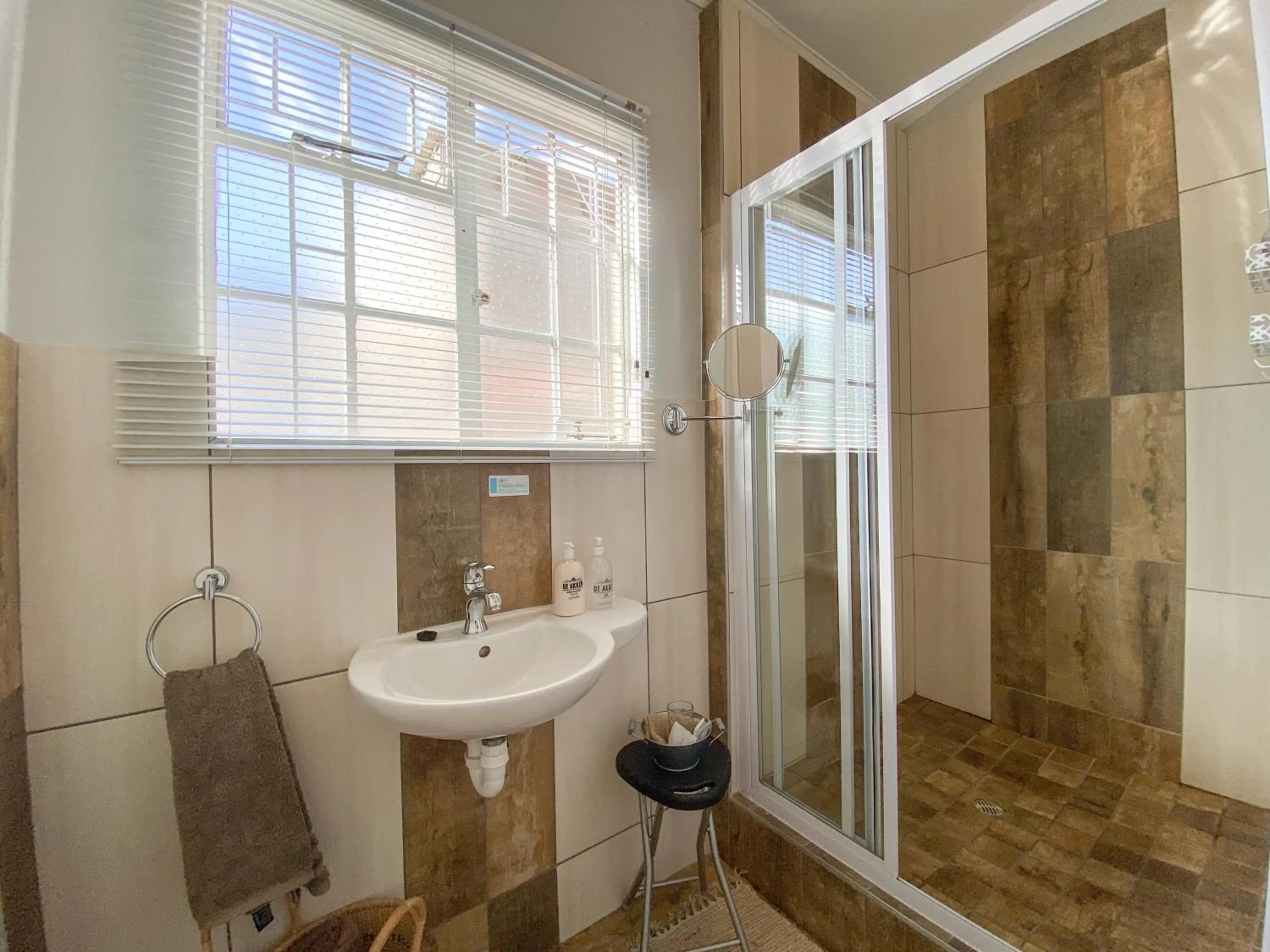 Bathroom in De Akker Guest House Oudtshoorn