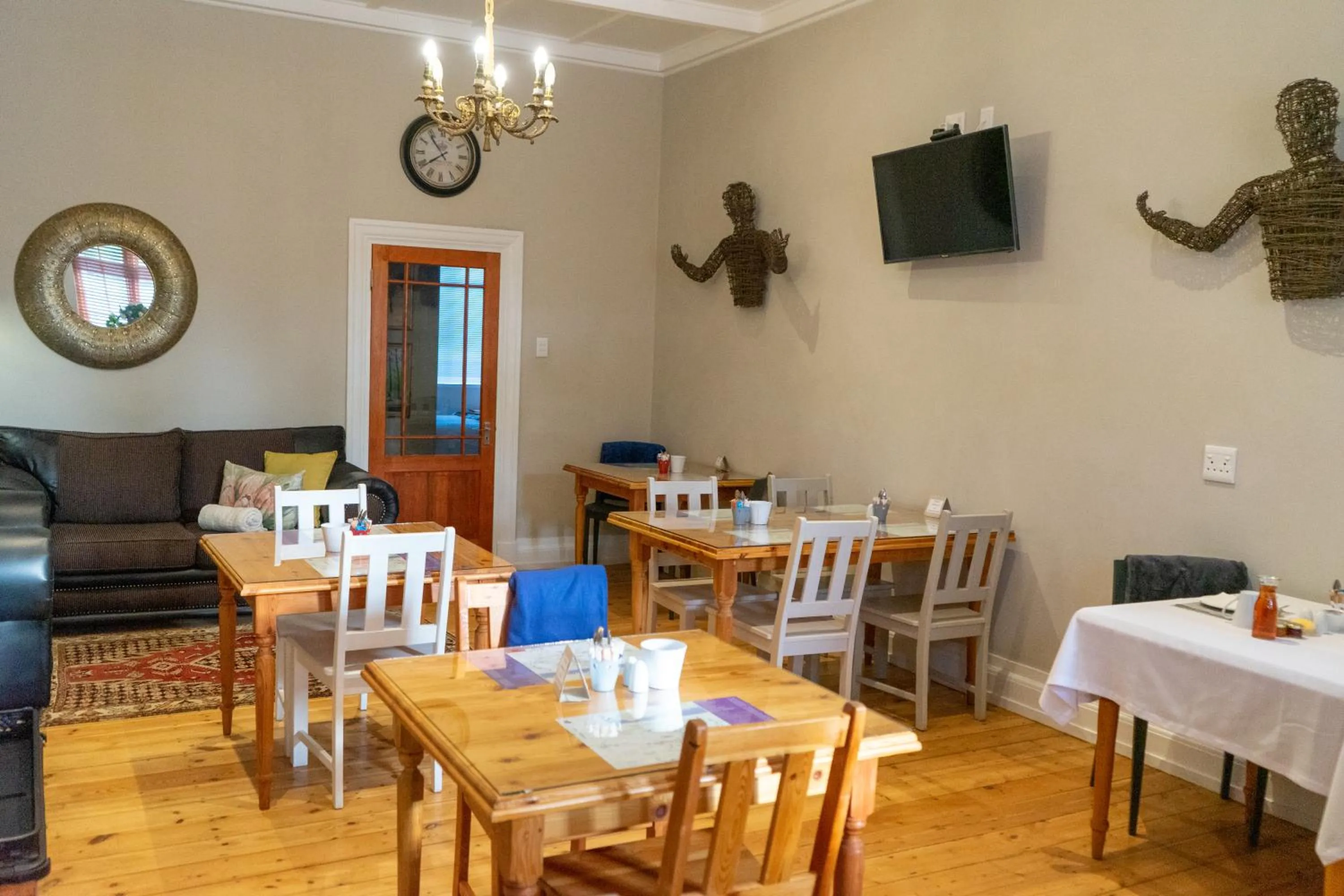 Dining area in De Akker Guest House Oudtshoorn