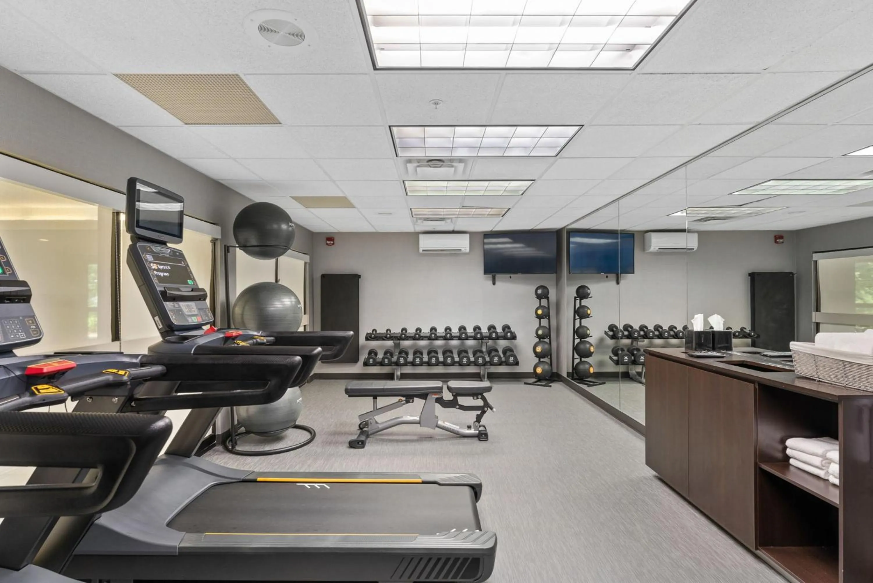 Fitness centre/facilities in Courtyard Burlington Williston