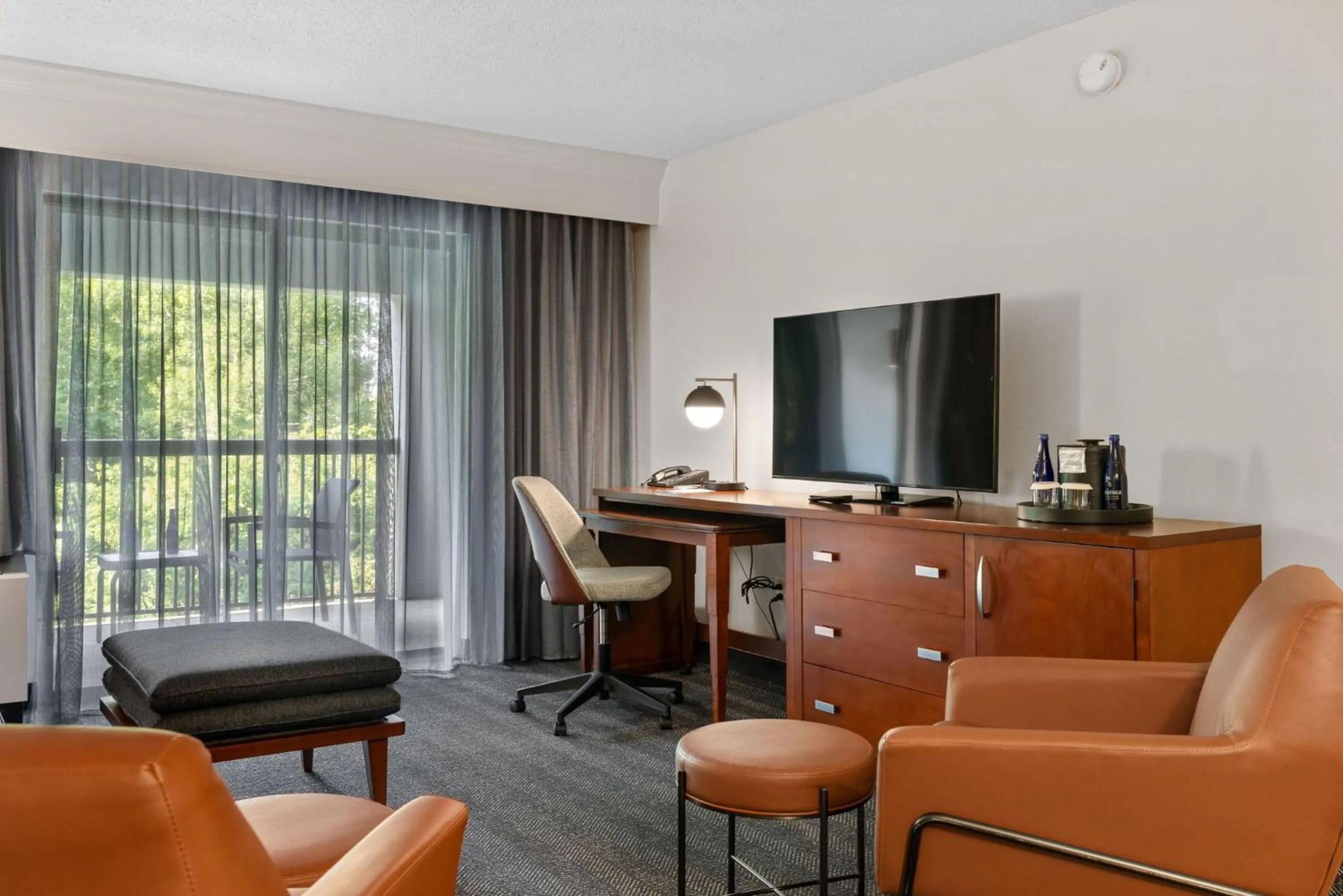 Bedroom in Courtyard Burlington Williston