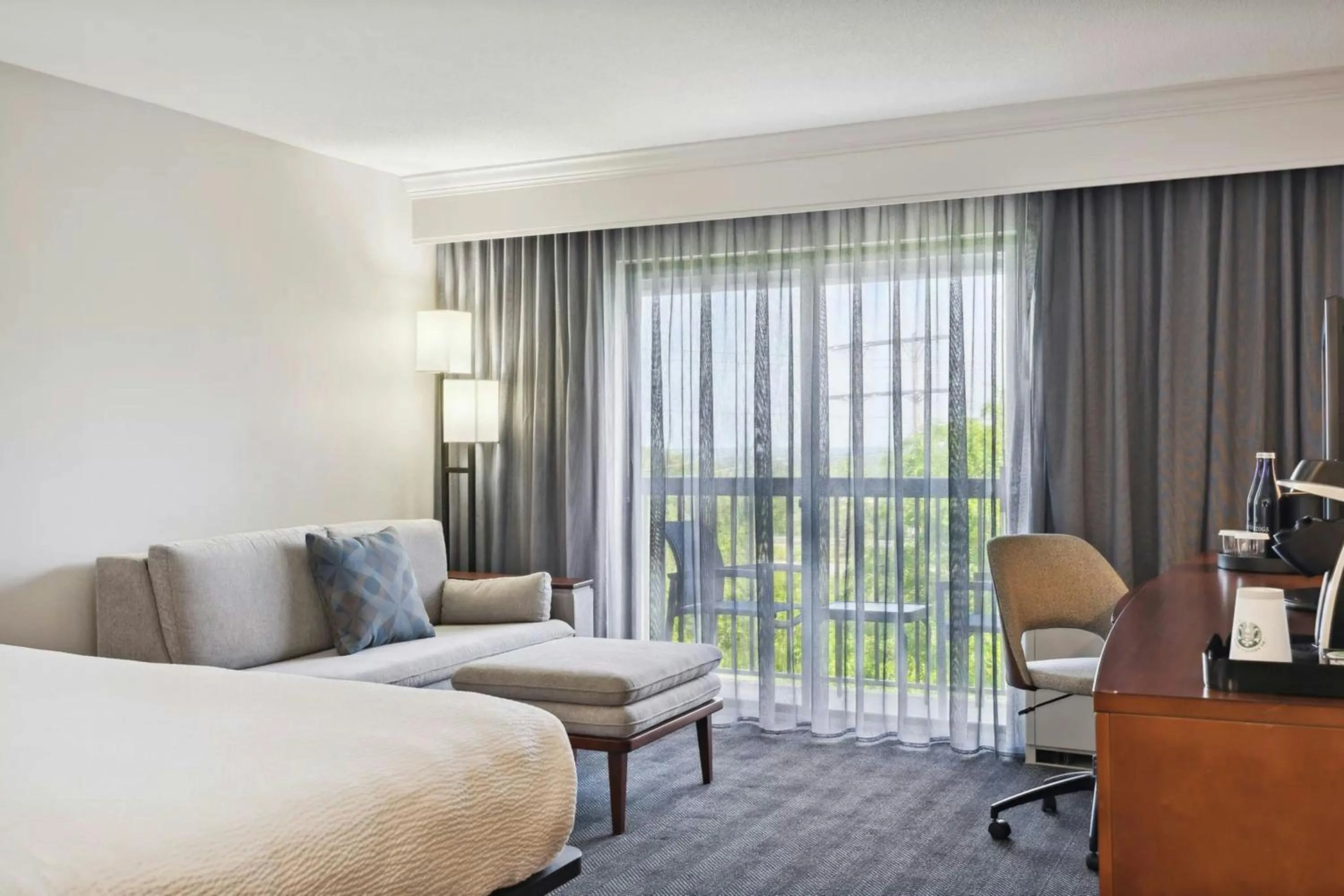 Bedroom, Bed in Courtyard Burlington Williston