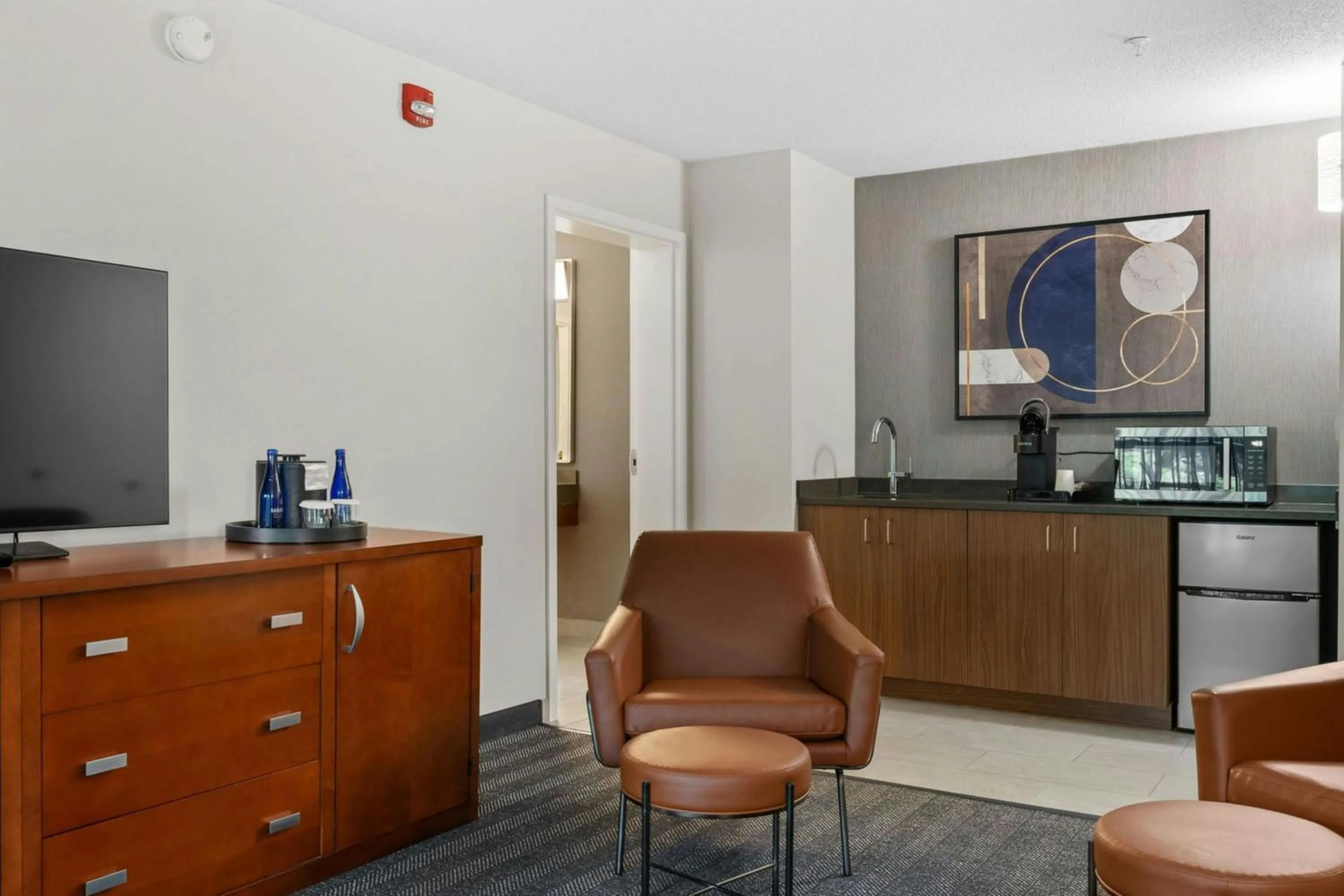 Bedroom in Courtyard Burlington Williston