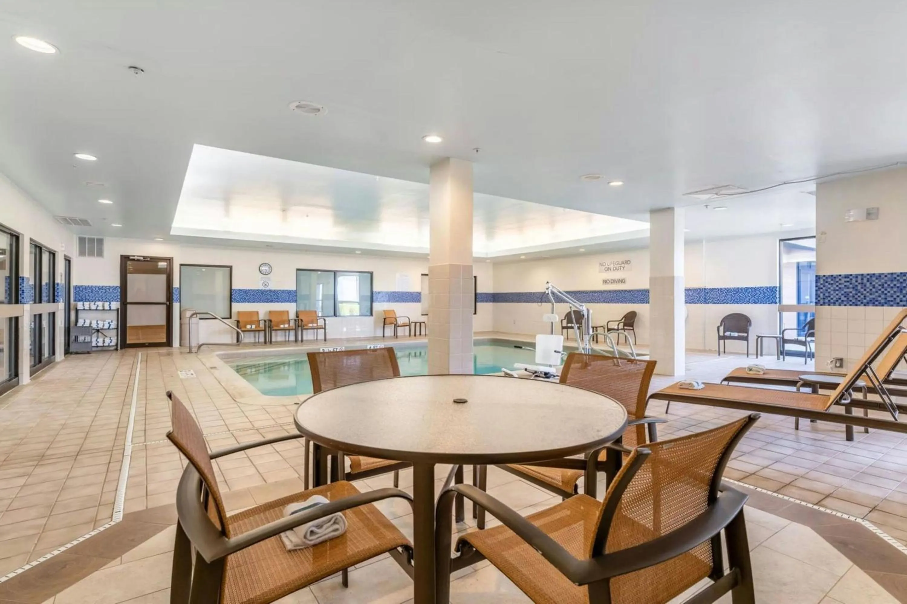 Swimming pool in Courtyard Burlington Williston