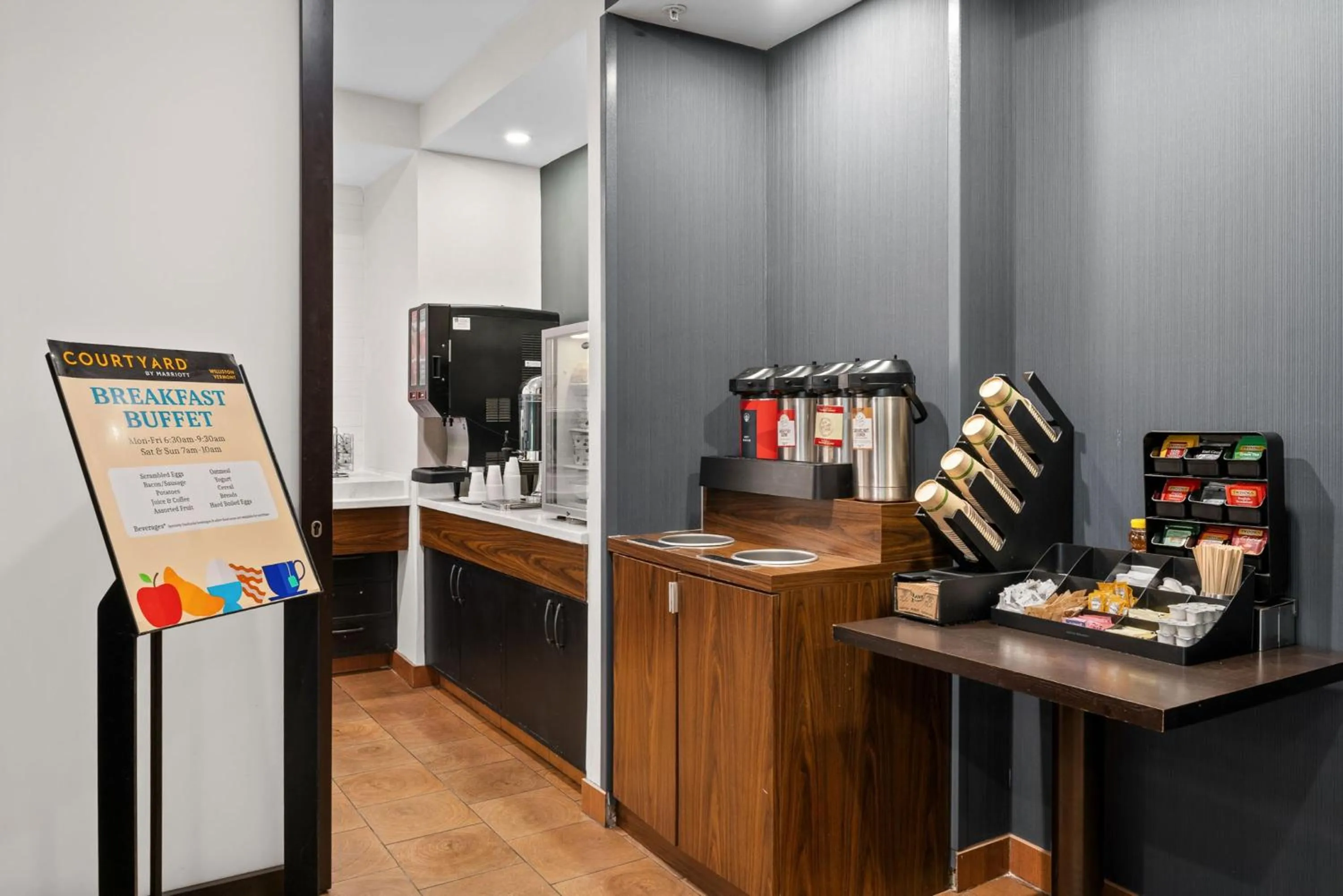 Coffee/tea facilities in Courtyard Burlington Williston