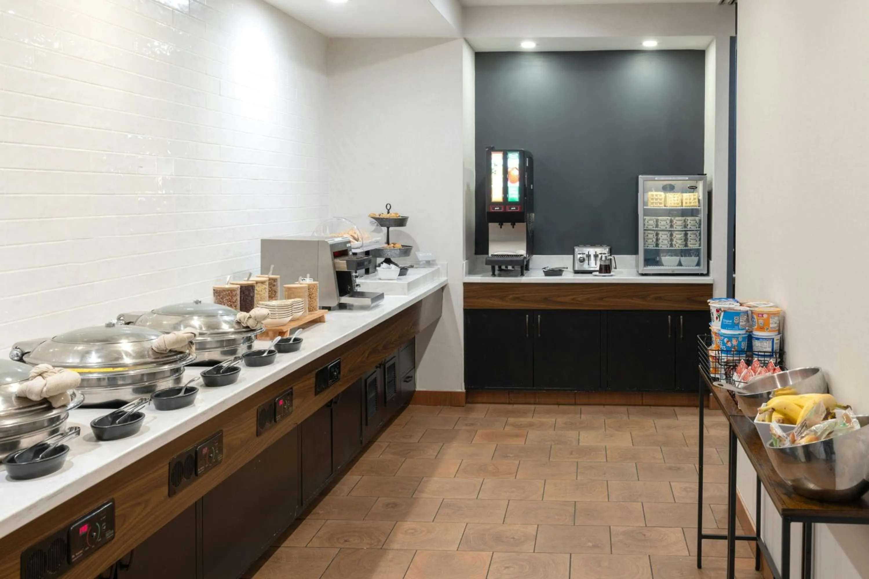 Breakfast in Courtyard Burlington Williston