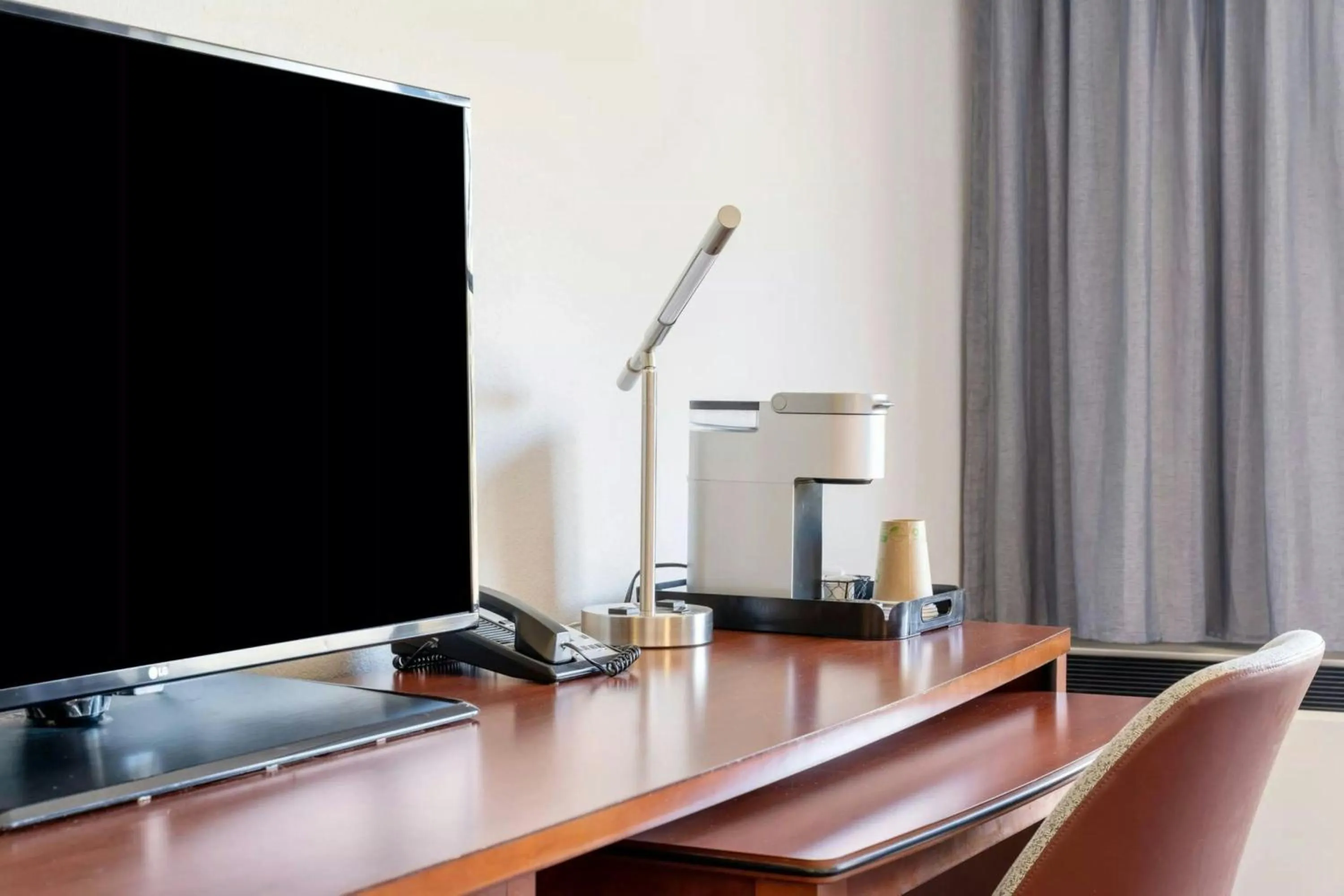 Photo of the whole room in Courtyard Burlington Williston