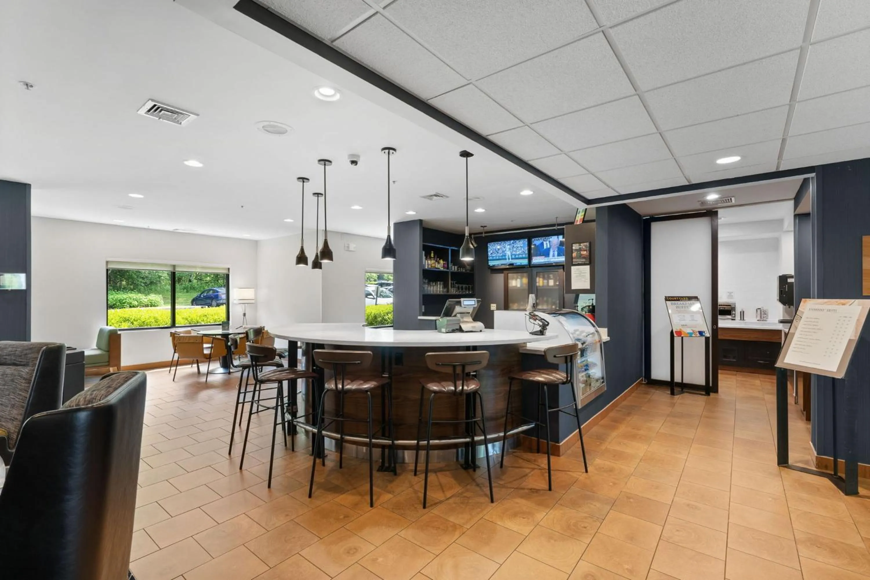 Breakfast in Courtyard Burlington Williston