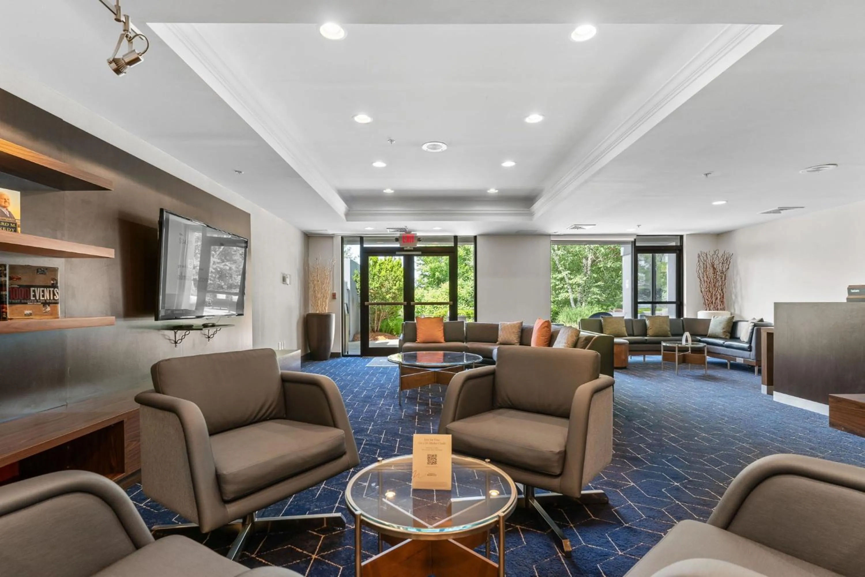 Seating area in Courtyard Burlington Williston