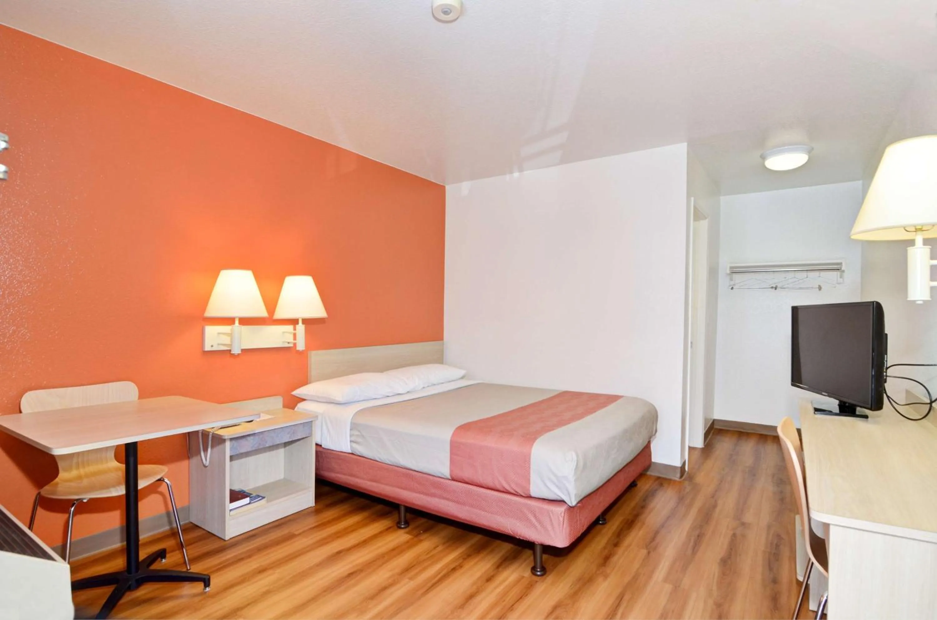 TV and multimedia, Bed in Motel 6-Palm Springs, CA - East - Palm Canyon