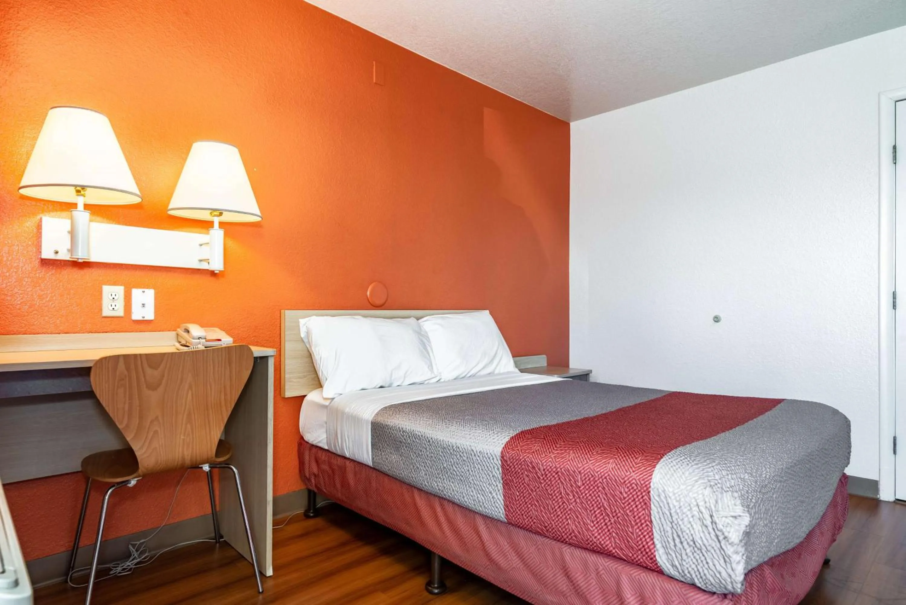 Bedroom, Bed in Motel 6-Palm Springs, CA - East - Palm Canyon