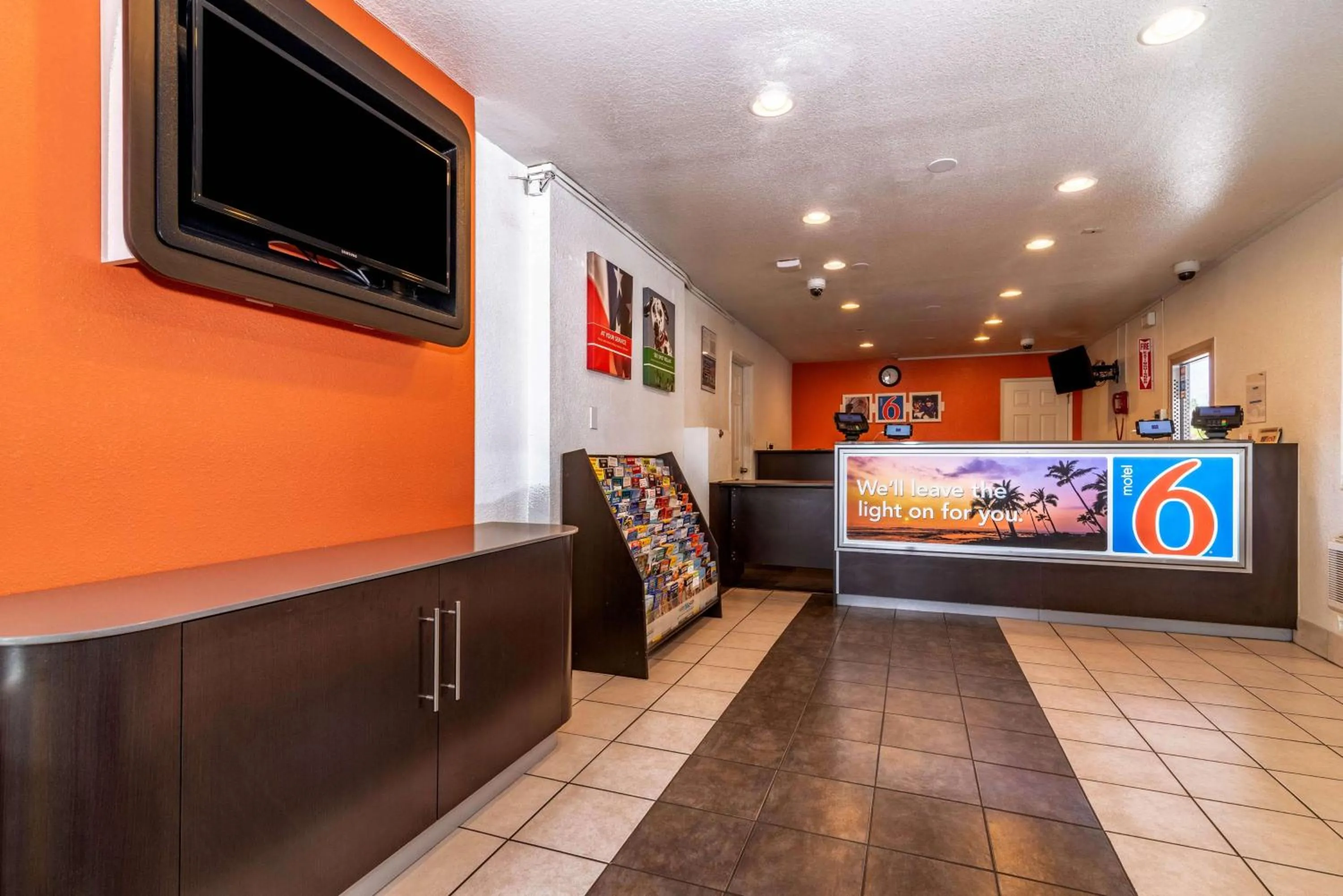 TV and multimedia in Motel 6-Palm Springs, CA - East - Palm Canyon