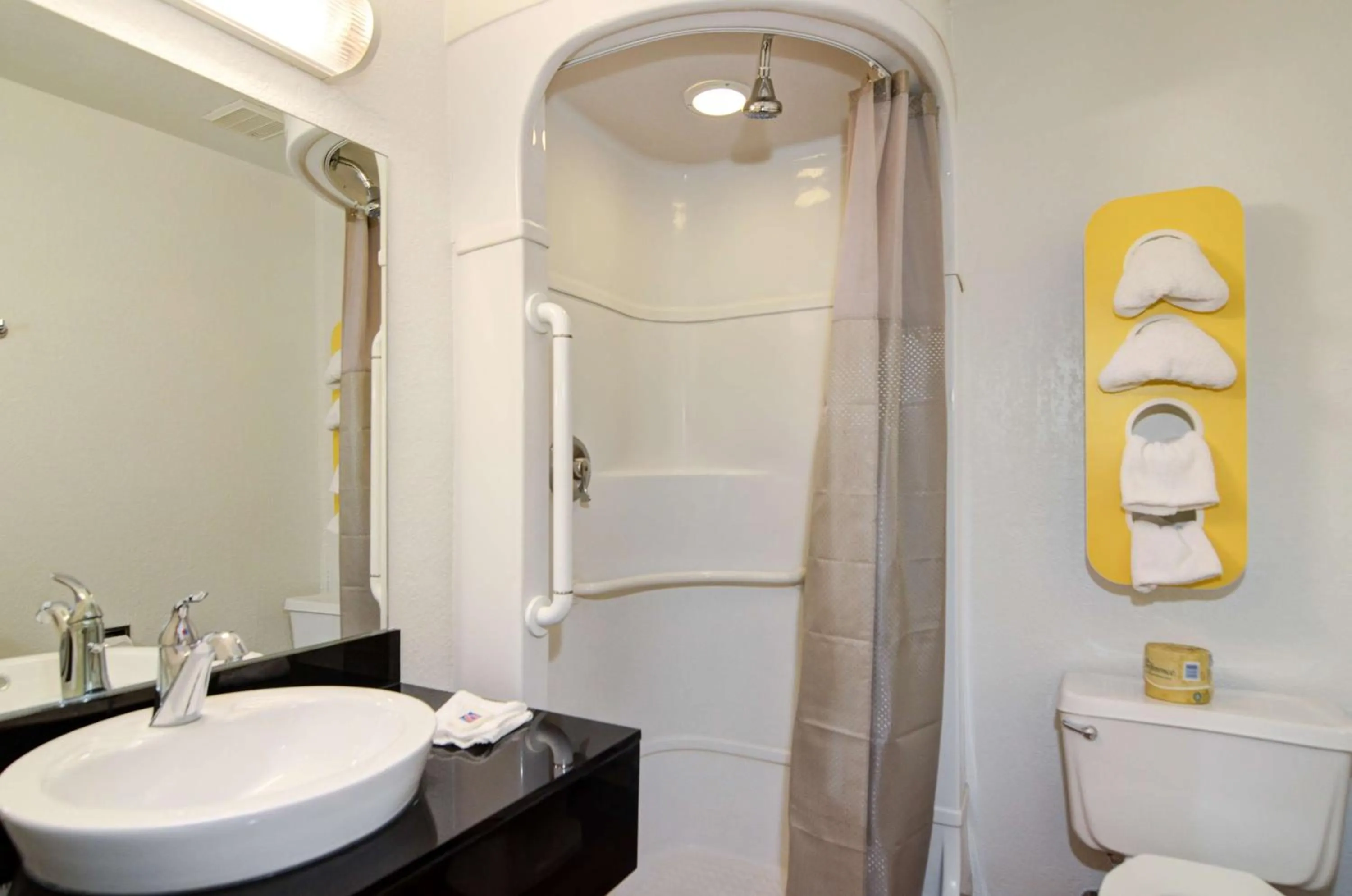 Bathroom in Motel 6-Palm Springs, CA - East - Palm Canyon