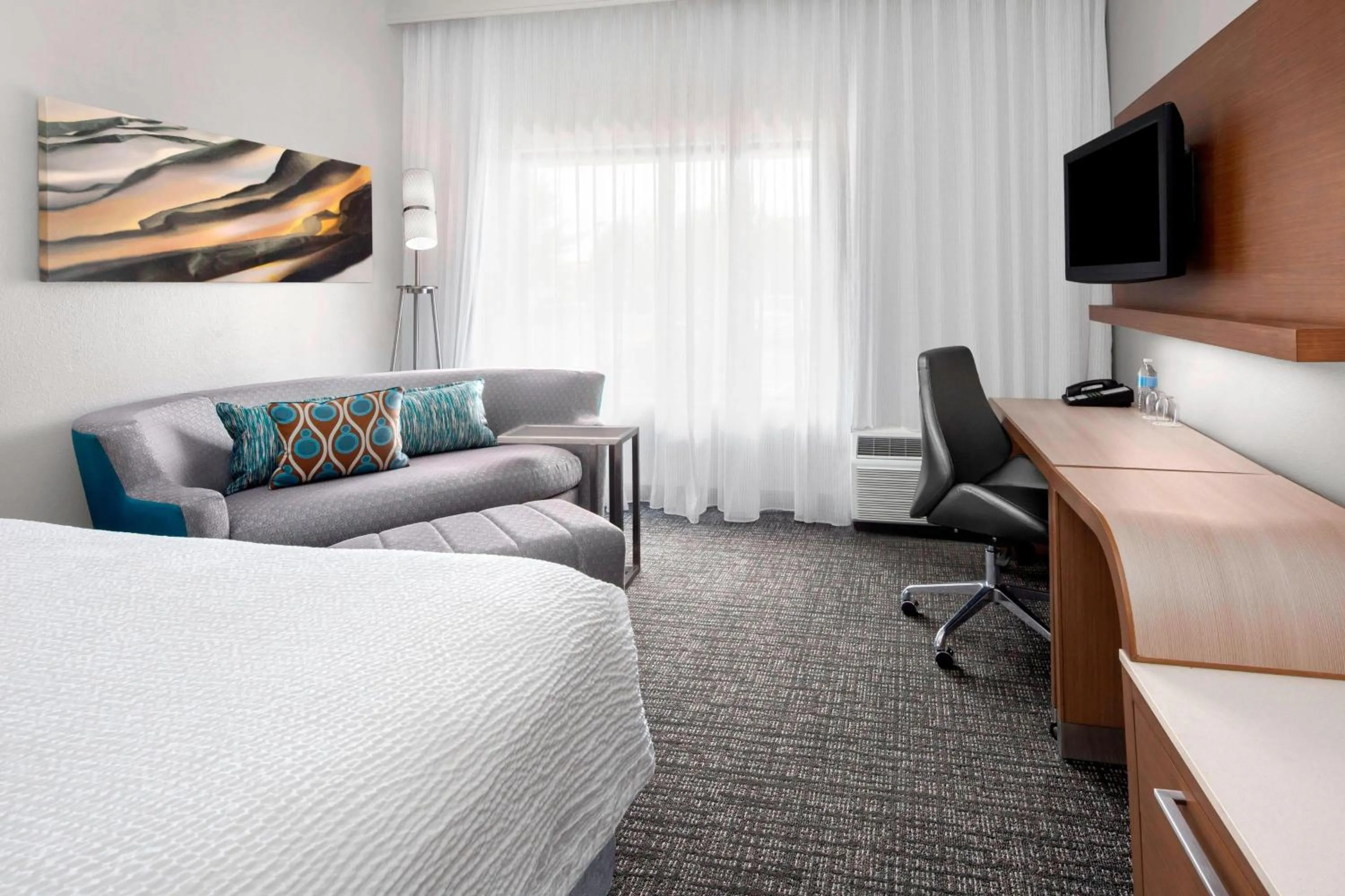 Photo of the whole room, Bed in Courtyard Bowling Green Convention Center