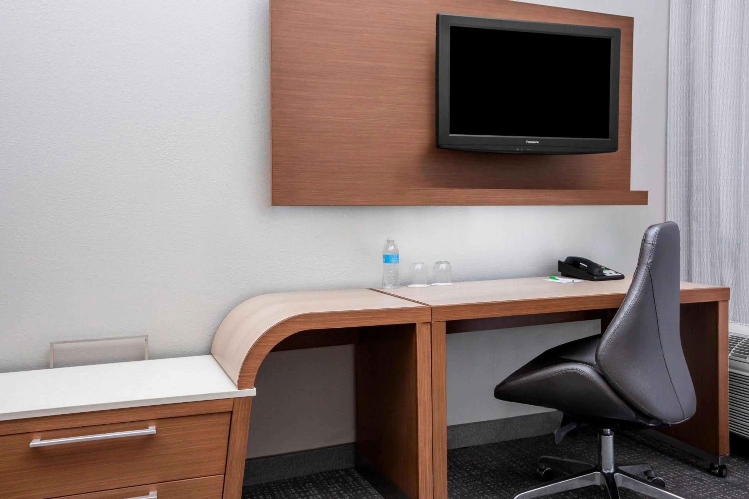 Photo of the whole room in Courtyard Bowling Green Convention Center