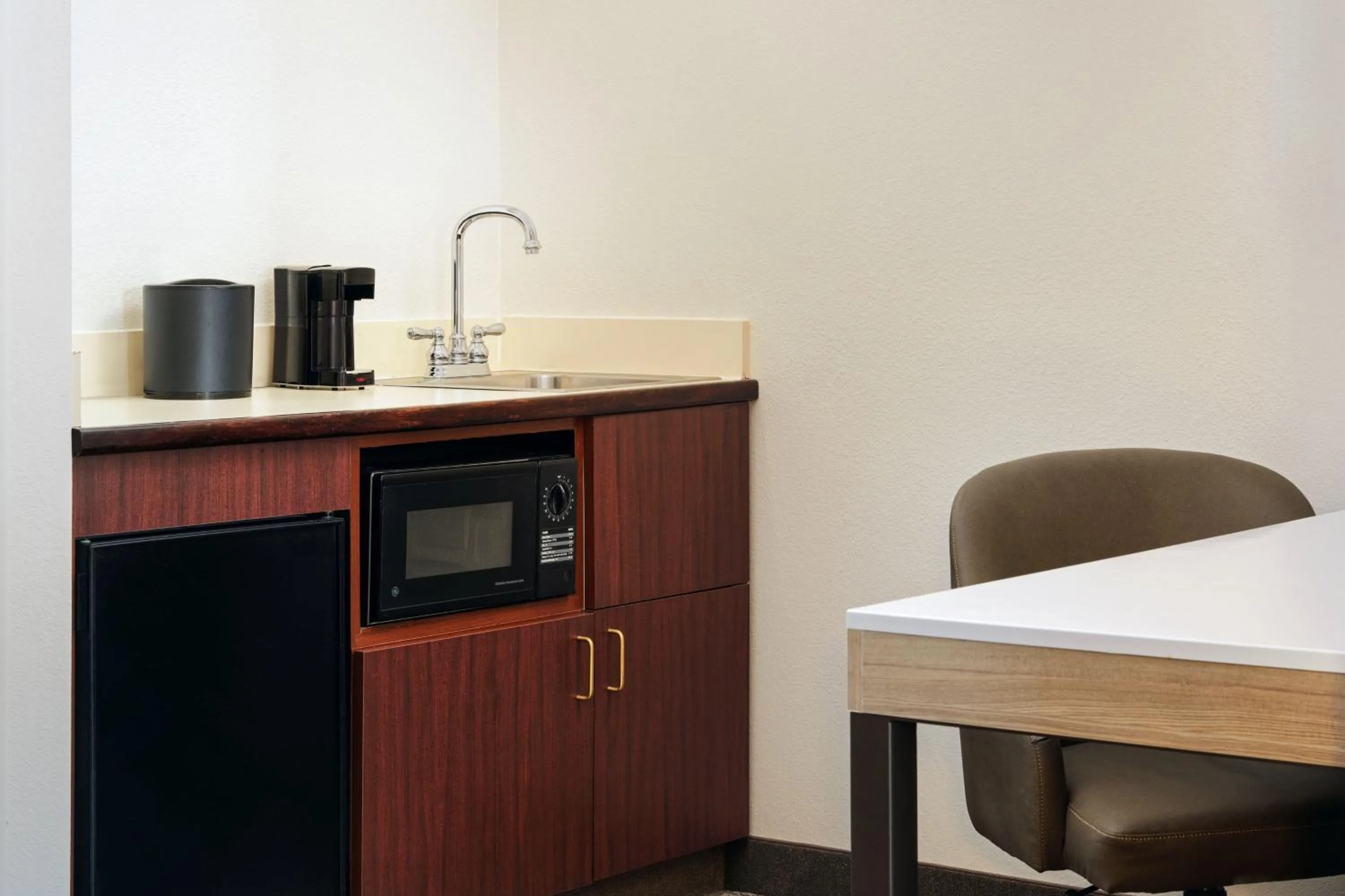 Photo of the whole room in SpringHill Suites Edgewood Aberdeen