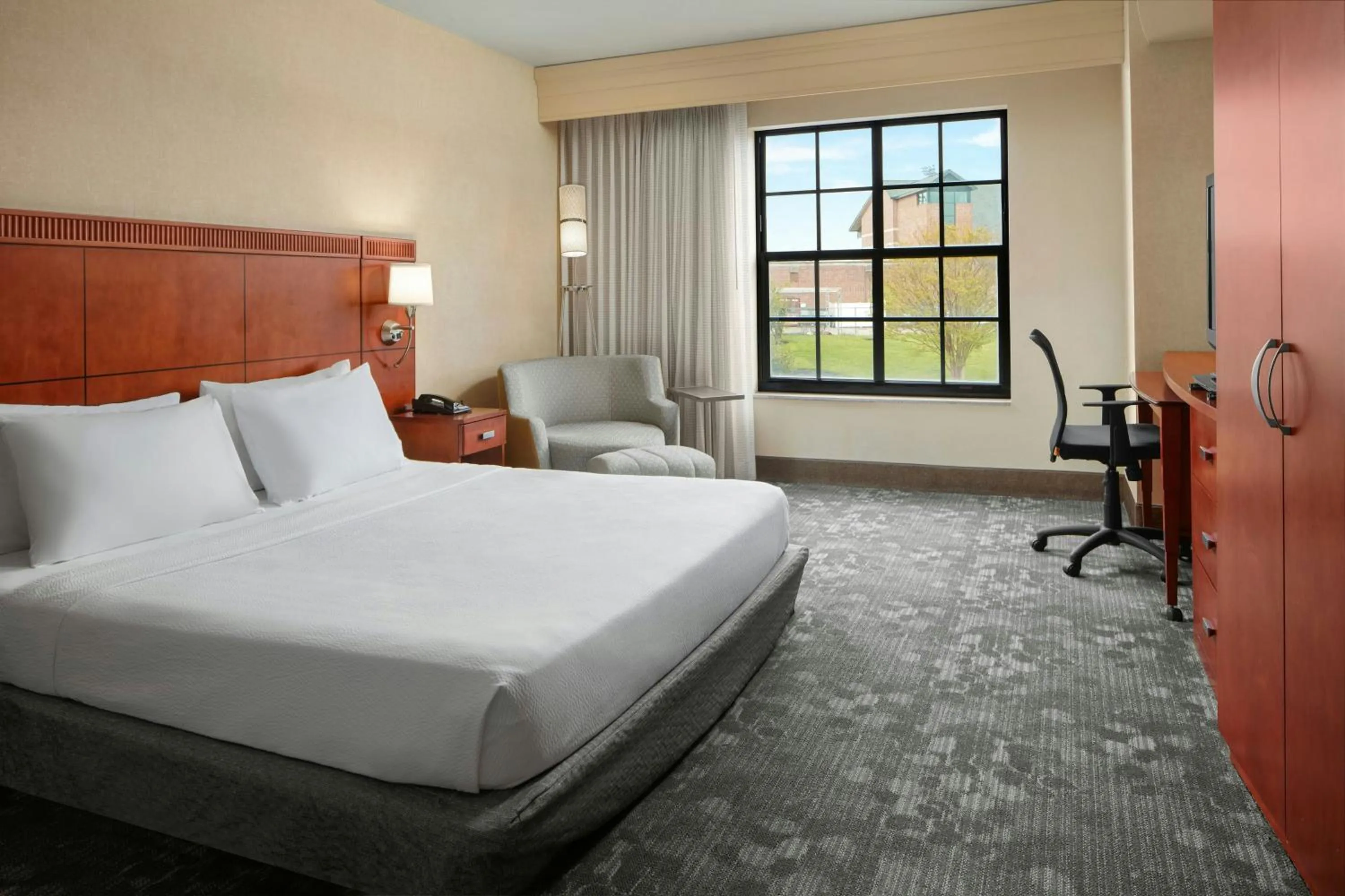 Photo of the whole room, Bed in Courtyard Aberdeen at Ripken Stadium