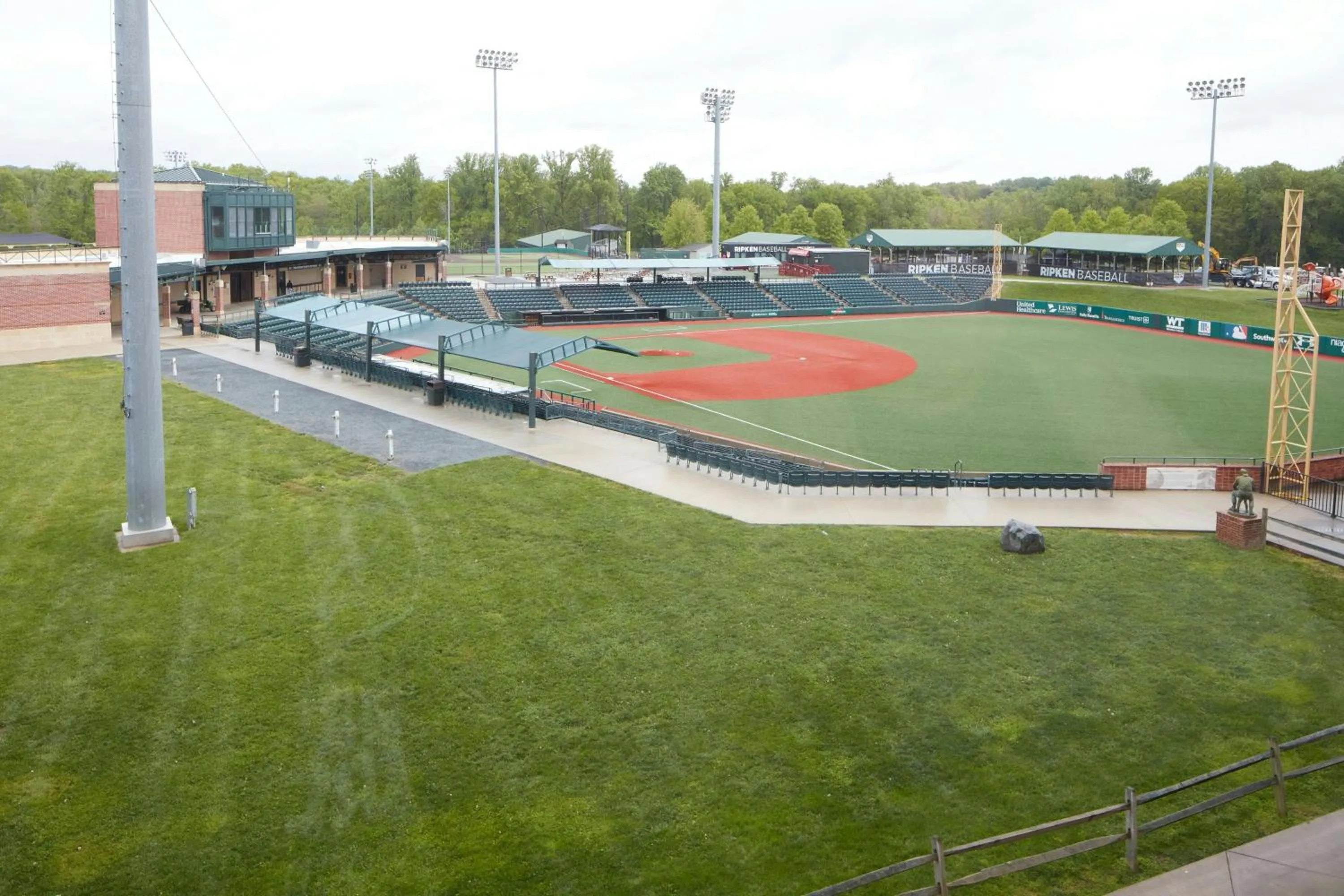 Photo of the whole room in Courtyard Aberdeen at Ripken Stadium