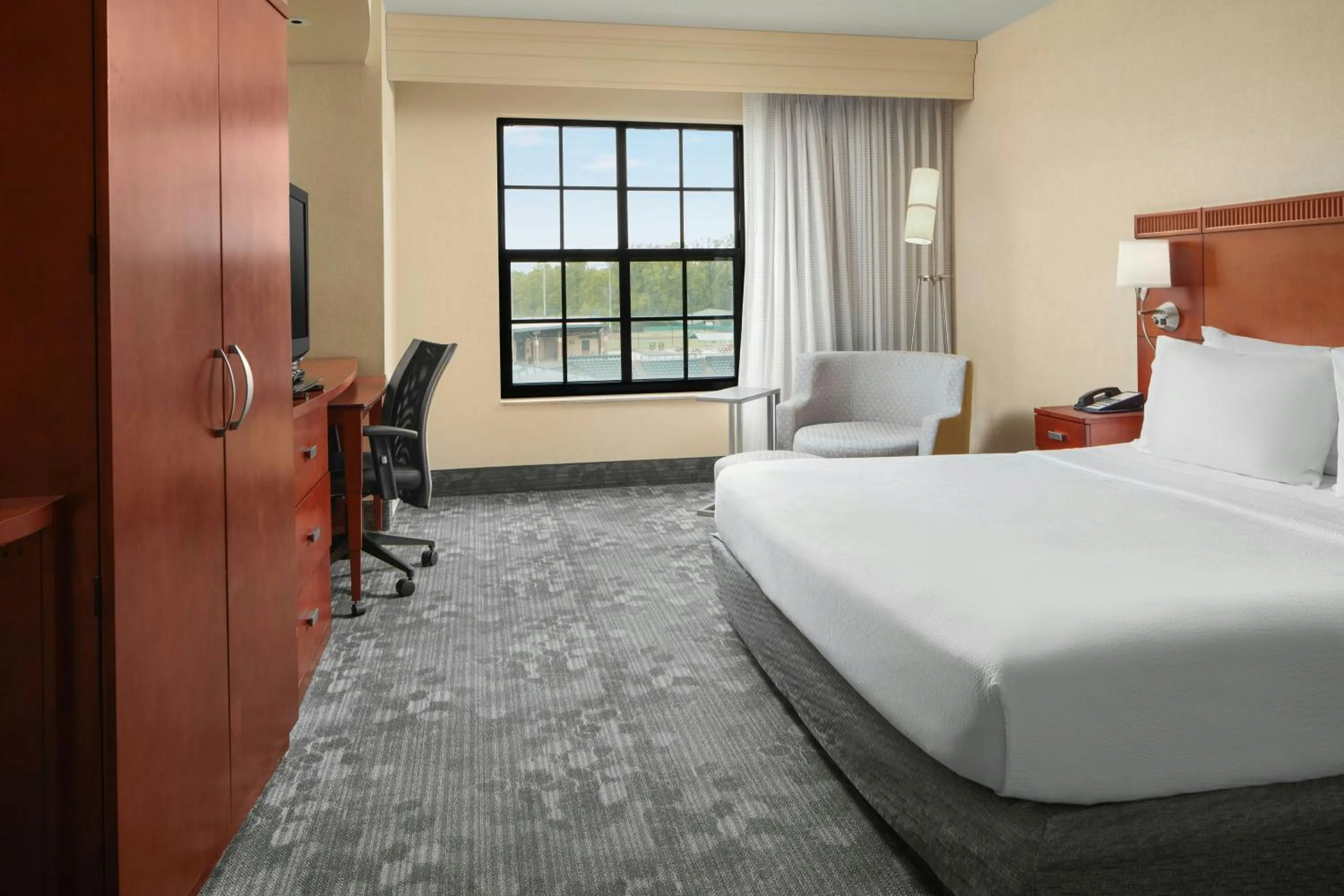 Photo of the whole room, Bed in Courtyard Aberdeen at Ripken Stadium