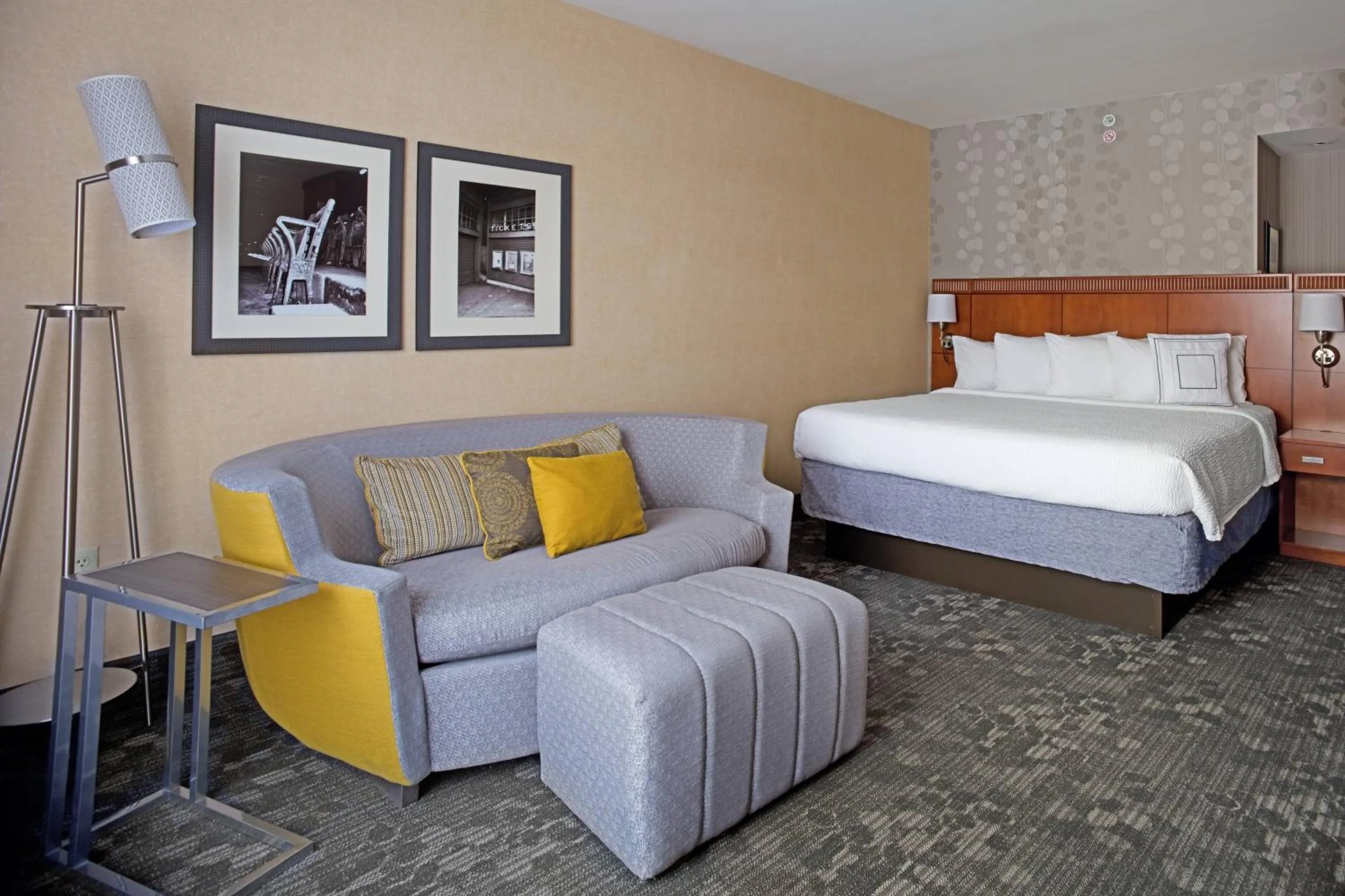 Photo of the whole room, Bed in Courtyard Aberdeen at Ripken Stadium