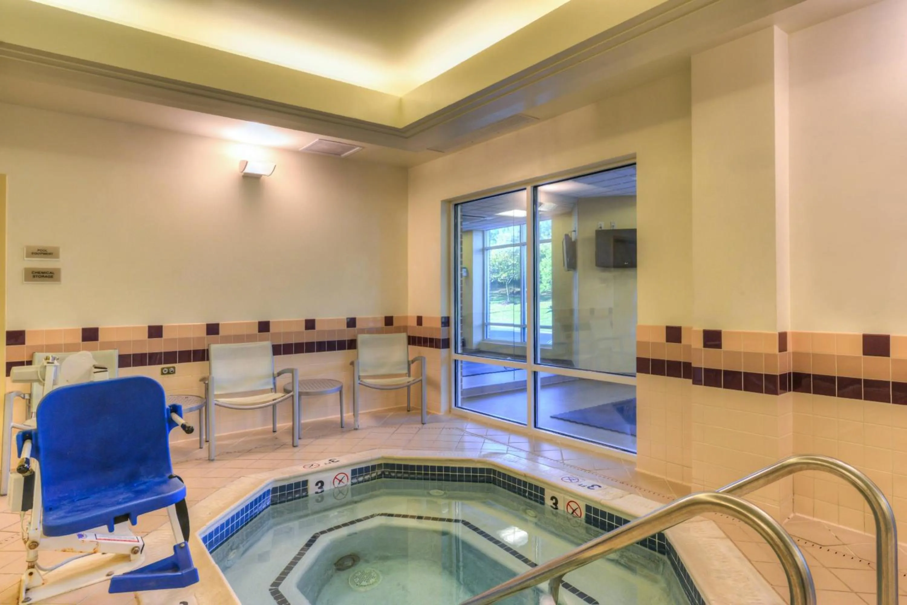 Swimming pool in SpringHill Suites Arundel Mills BWI Airport