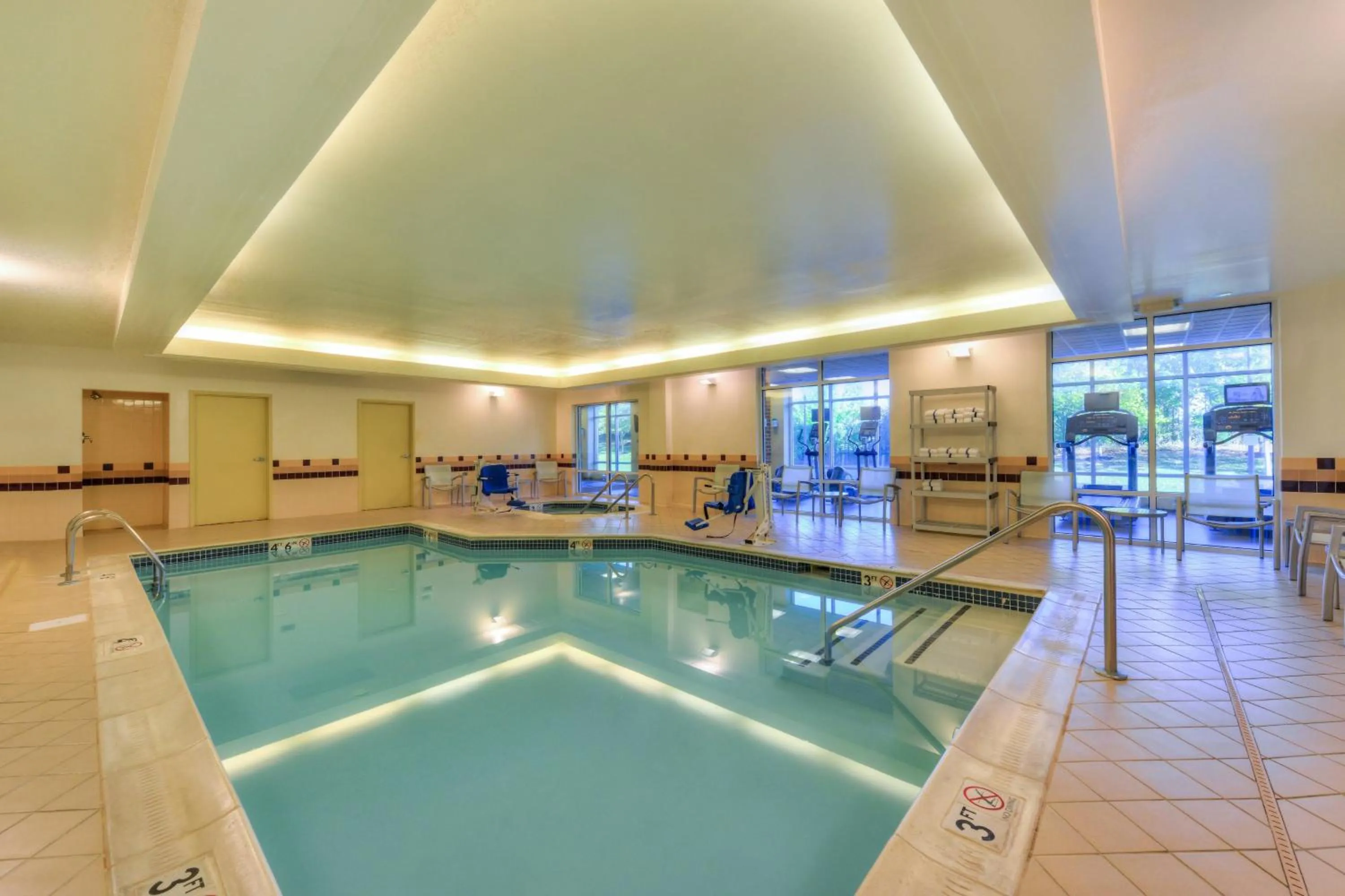 Swimming pool in SpringHill Suites Arundel Mills BWI Airport