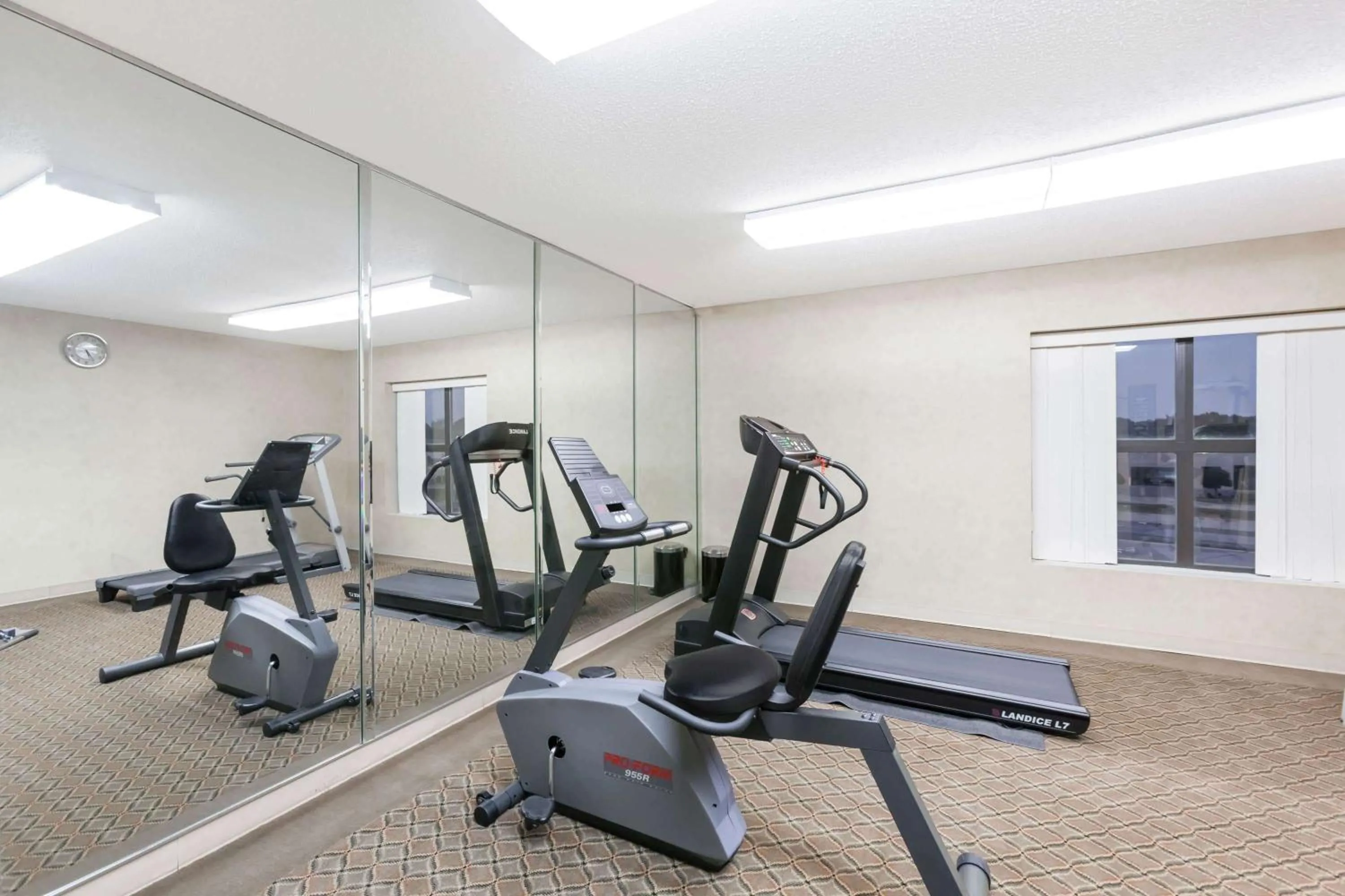 Fitness centre/facilities in Super 8 by Wyndham Jacksonville AR