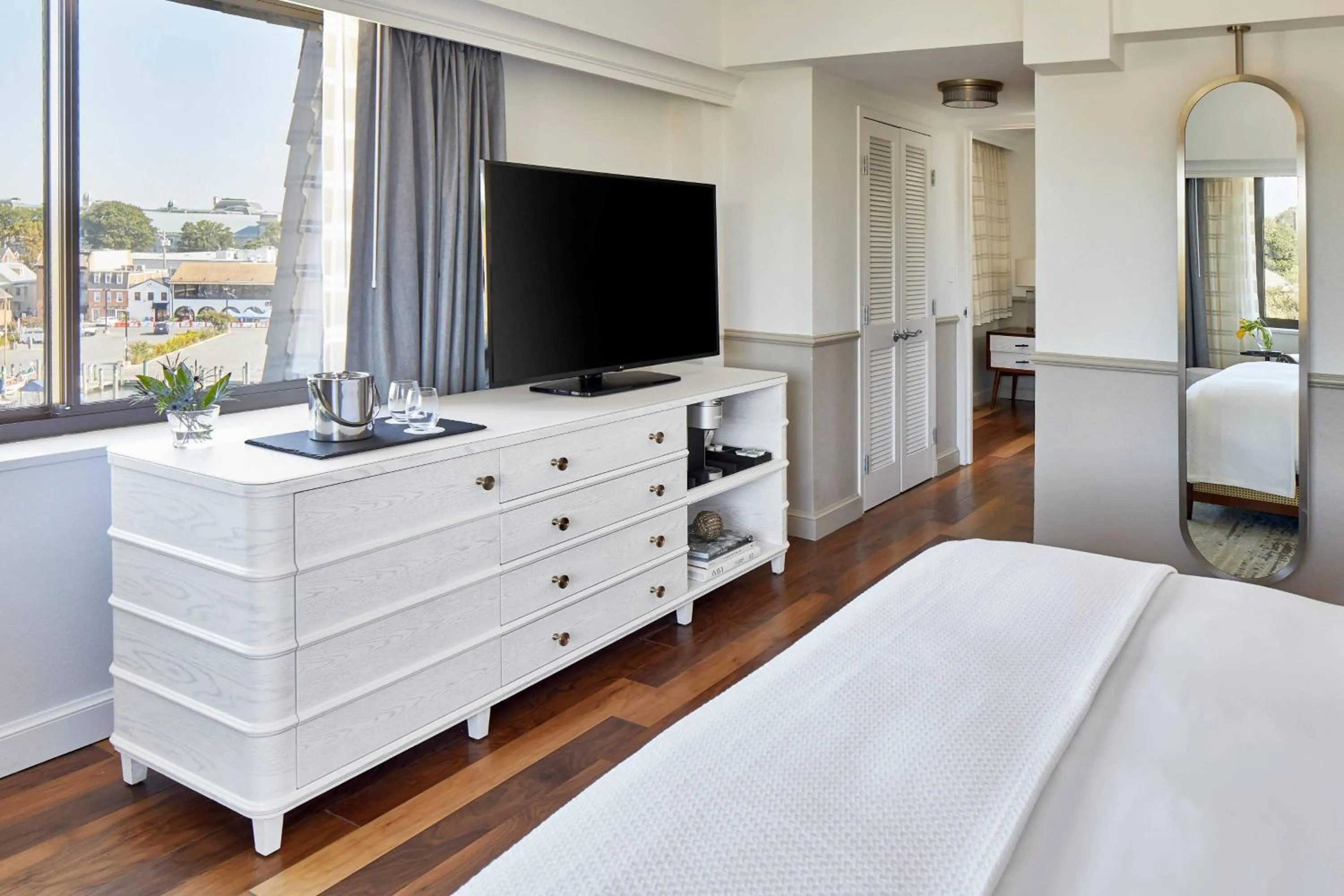 Photo of the whole room, Bed in Annapolis Waterfront Hotel, Autograph Collection