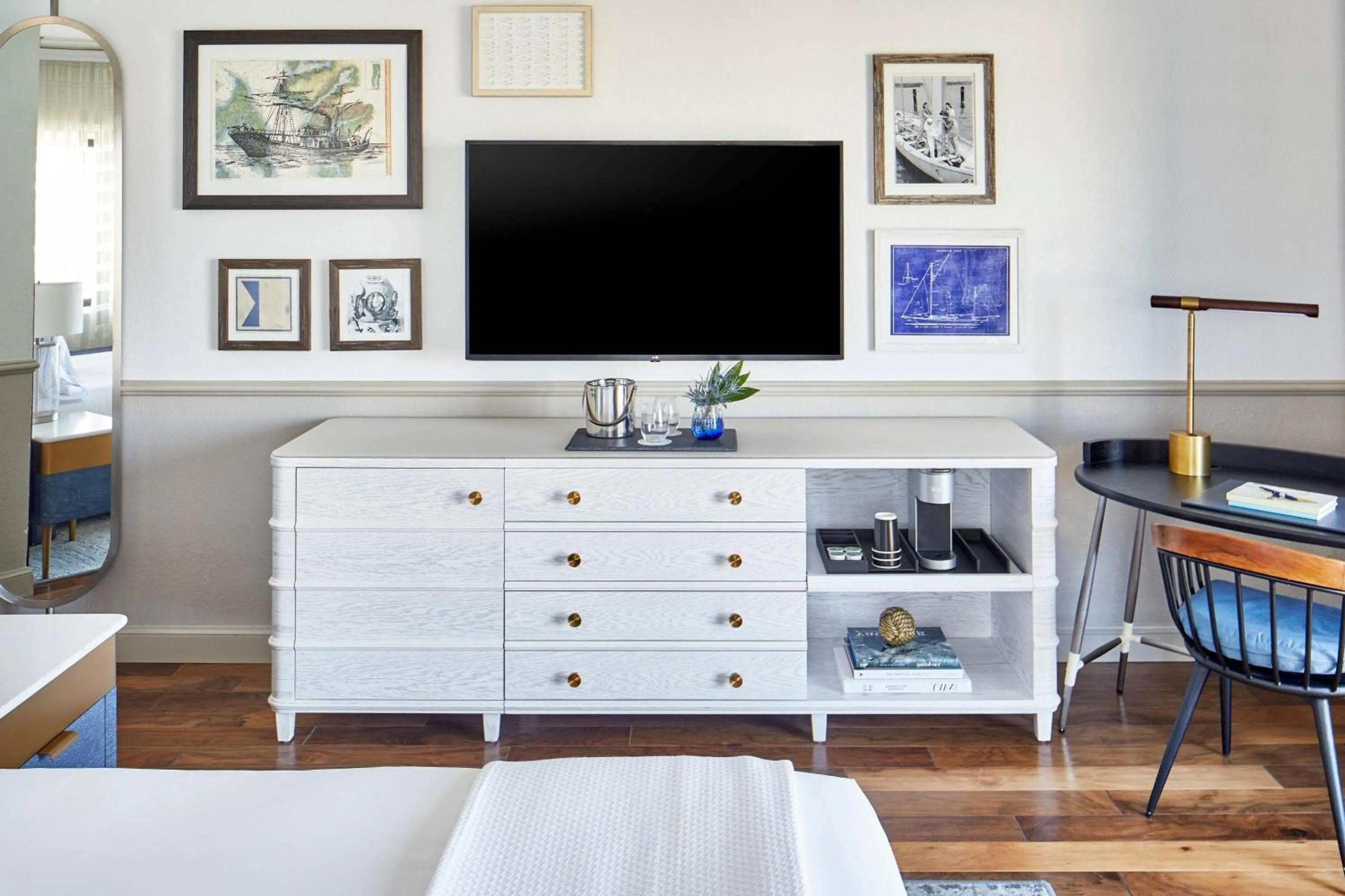 Photo of the whole room, Bed in Annapolis Waterfront Hotel, Autograph Collection