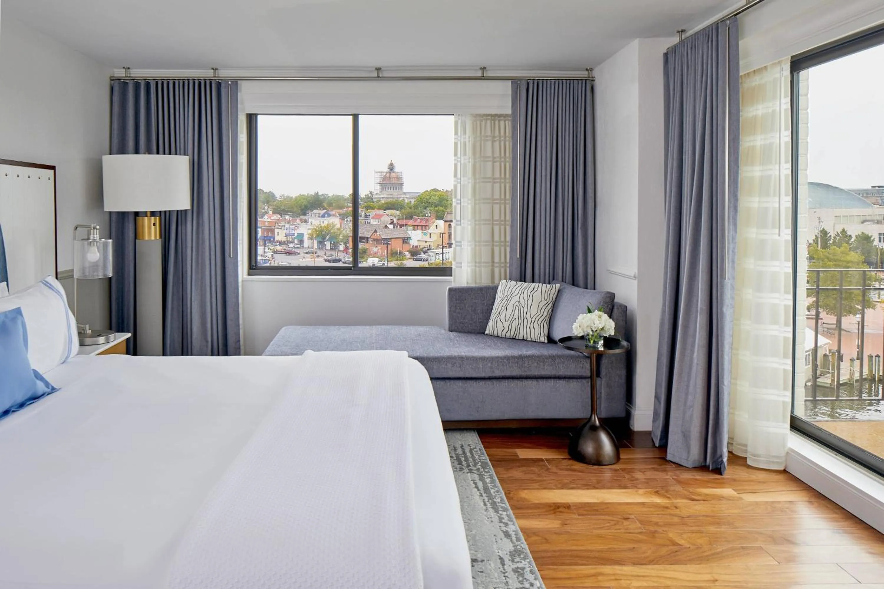 Photo of the whole room, Bed in Annapolis Waterfront Hotel, Autograph Collection