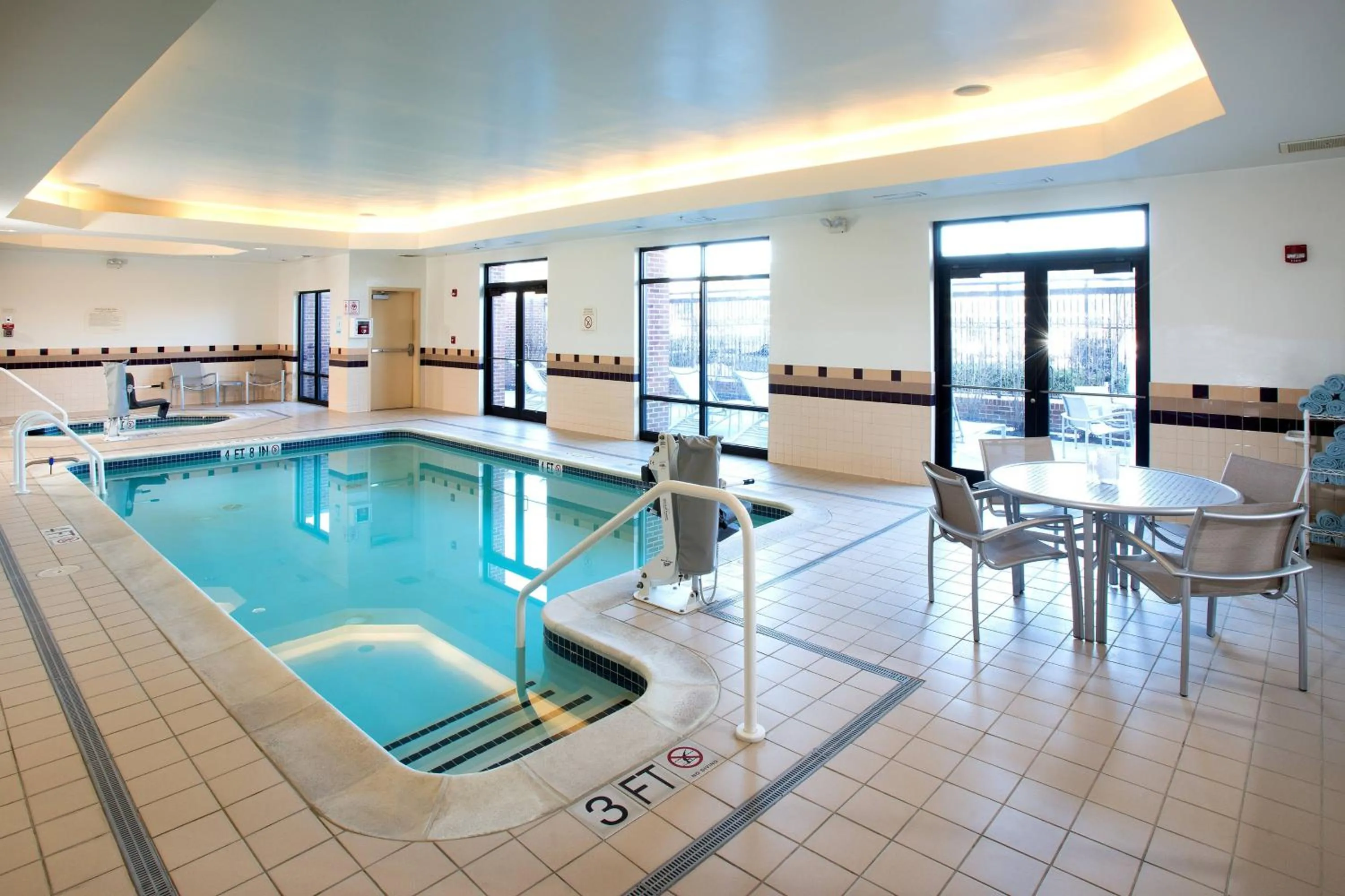 Swimming pool in SpringHill Suites by Marriott Annapolis