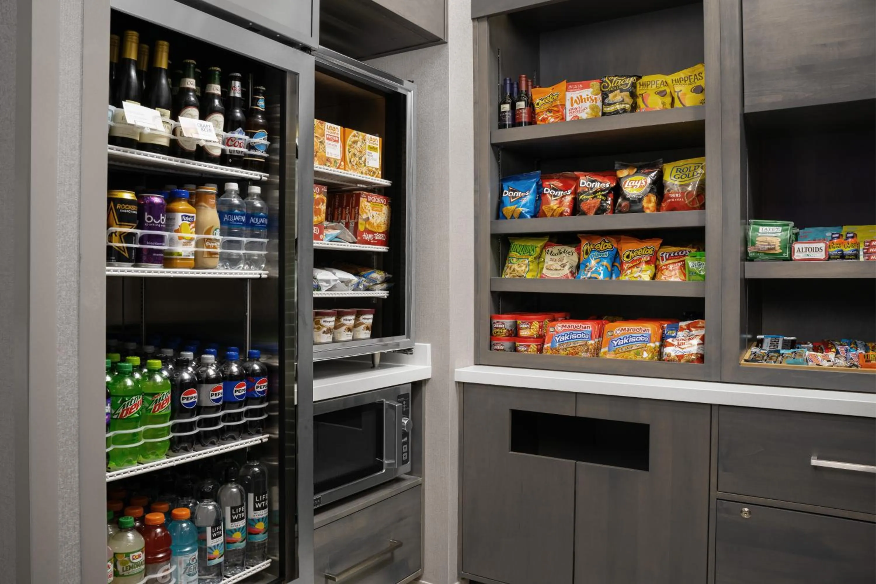 Food and drinks in SpringHill Suites by Marriott Annapolis