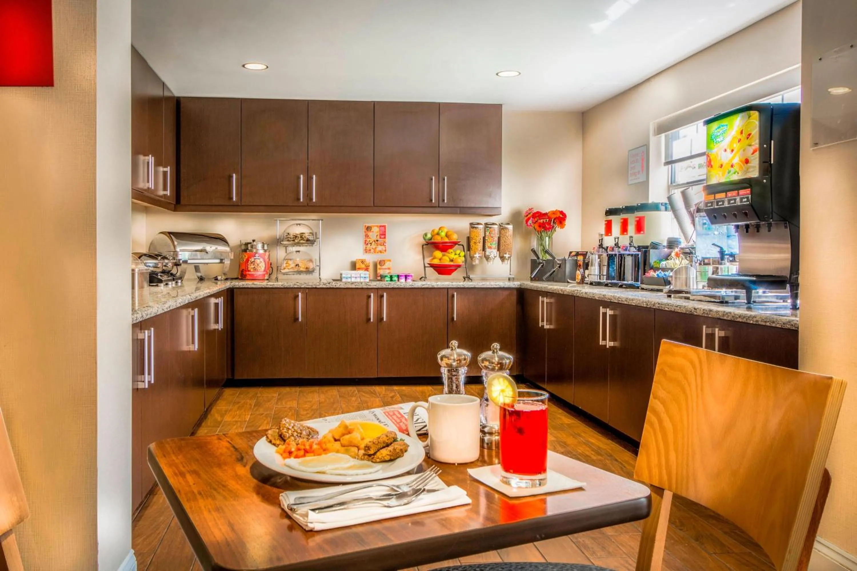 Breakfast in TownePlace Suites by Marriott Baltimore BWI Airport