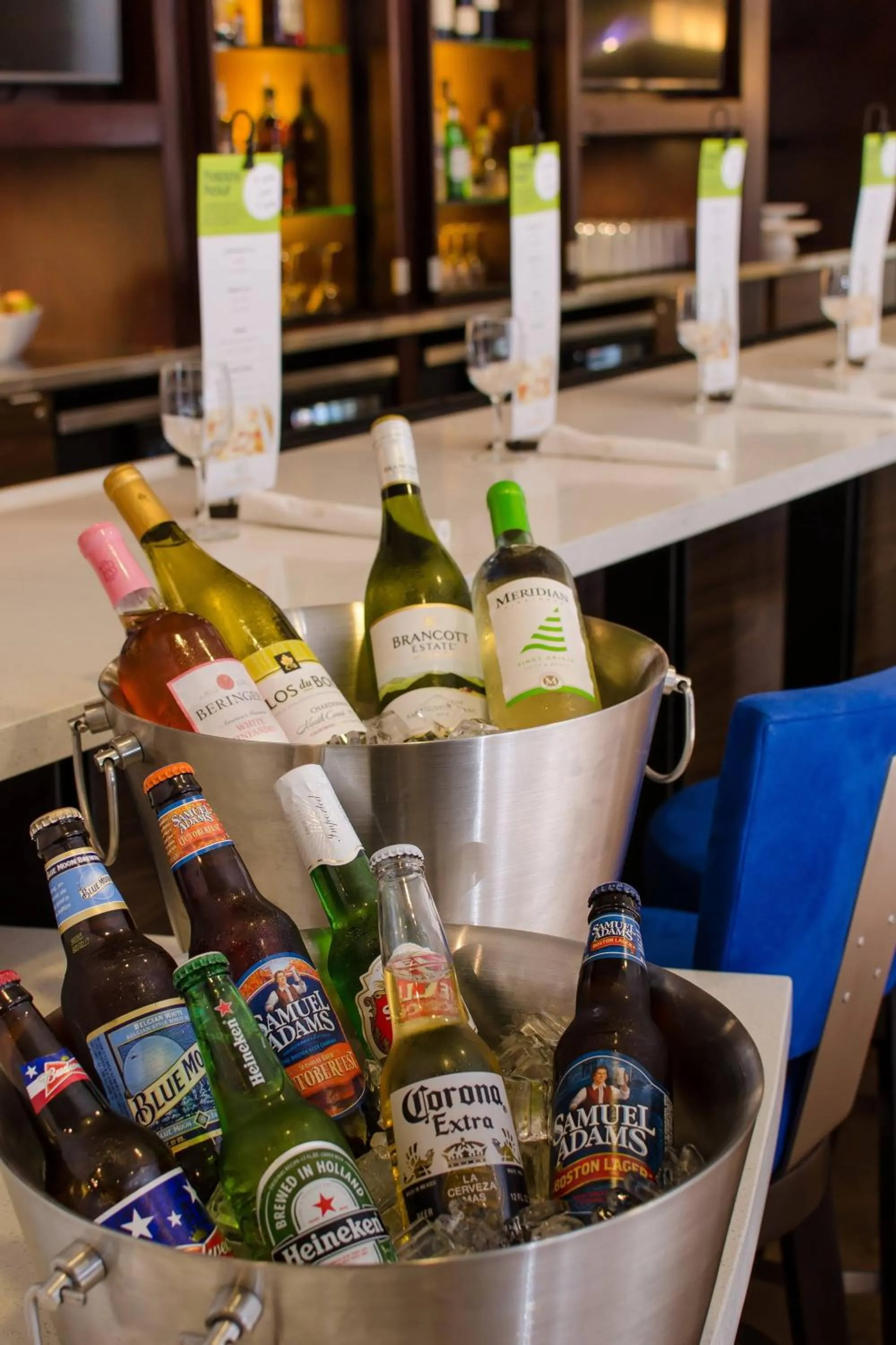 Lounge or bar in Courtyard Columbia Downtown at USC