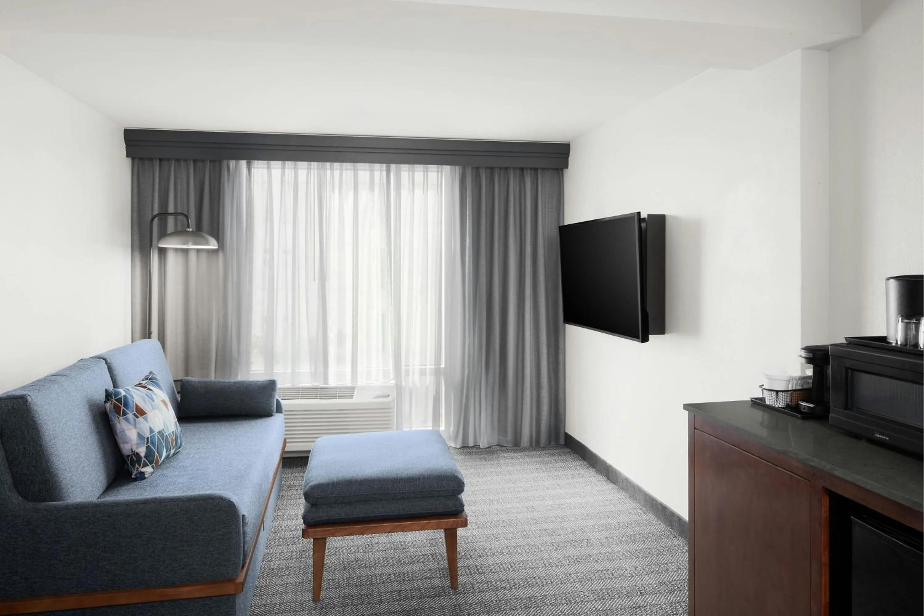 Living room in Courtyard Columbia Downtown at USC