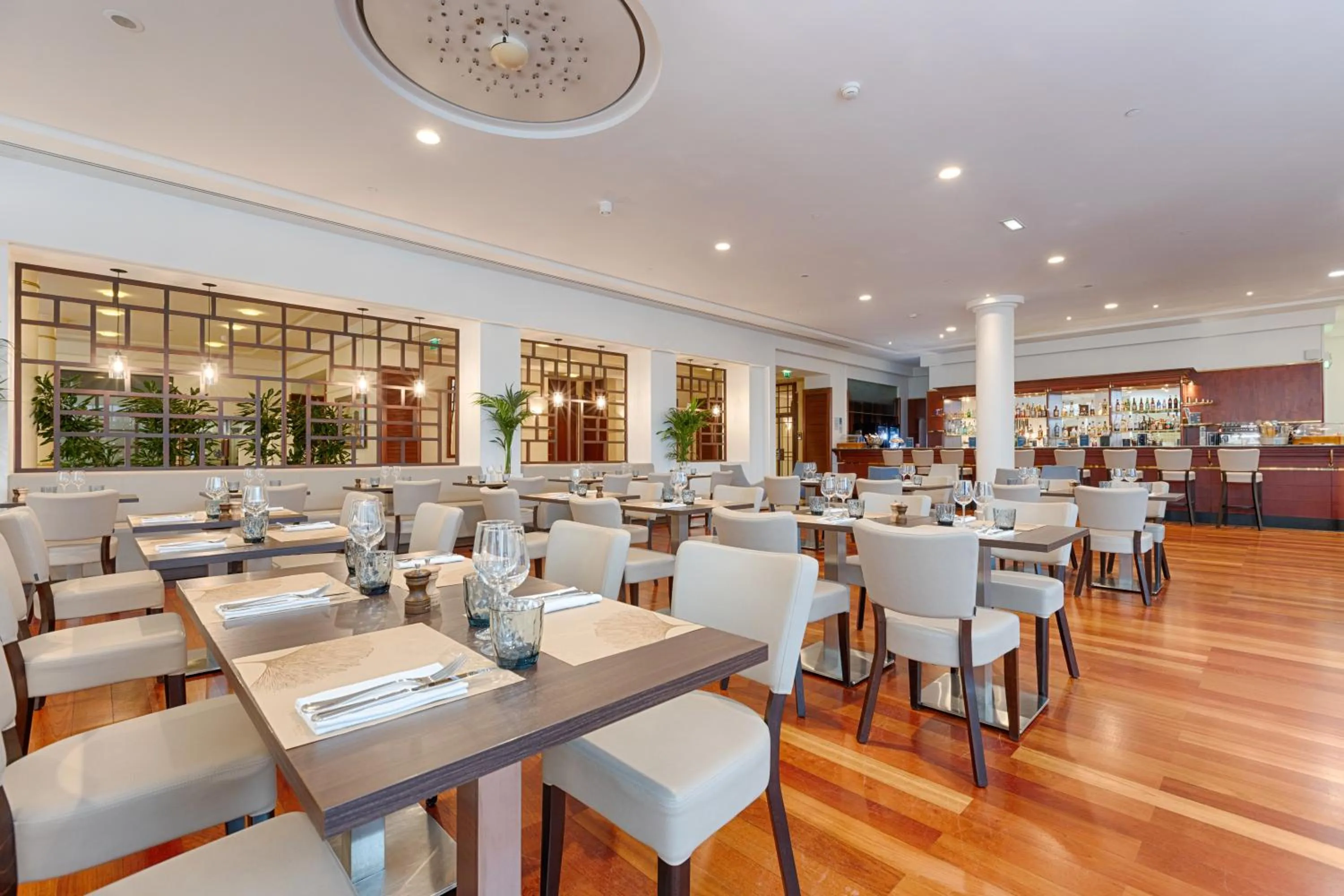 Restaurant/places to eat in Evergreen Laurel Hotel